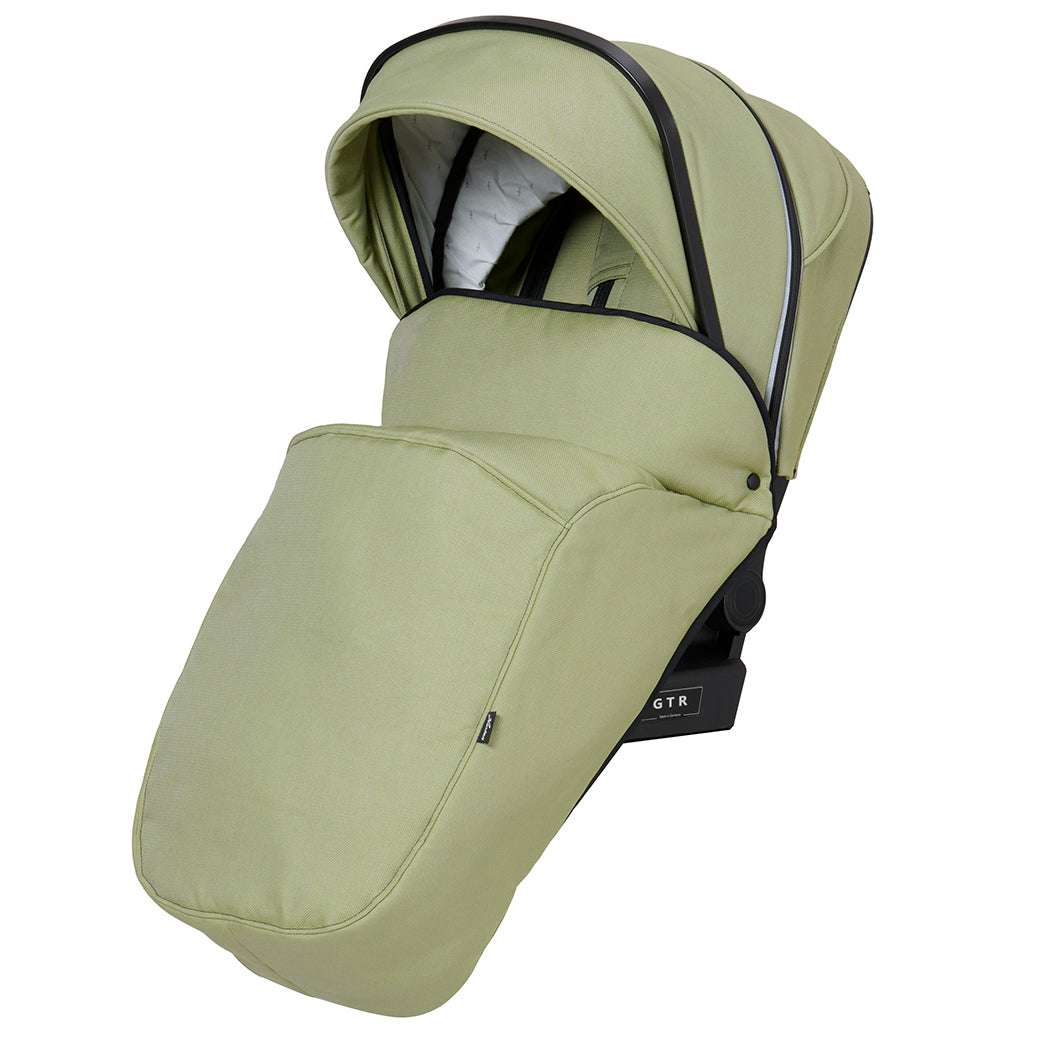 GTR Windschutzdecke 603 / Lime für den Sportwagen.
Schutz vor Wind und Auskühlung.
Schräge Vorderansicht.