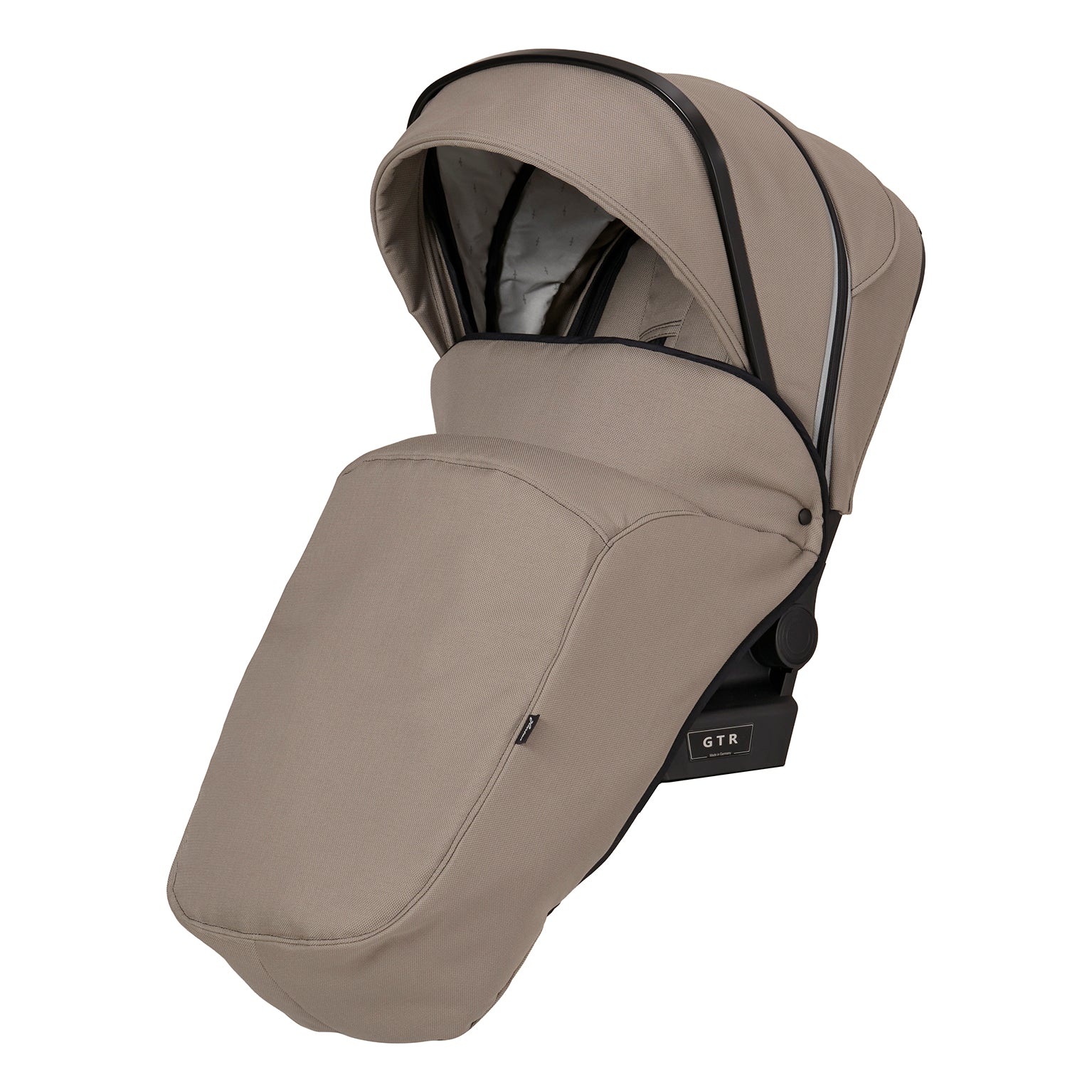 GTR Windschutzdecke 604 / Sand für den Sportwagen.
Schutz vor Wind und Auskühlung.
Schräge Vorderansicht.