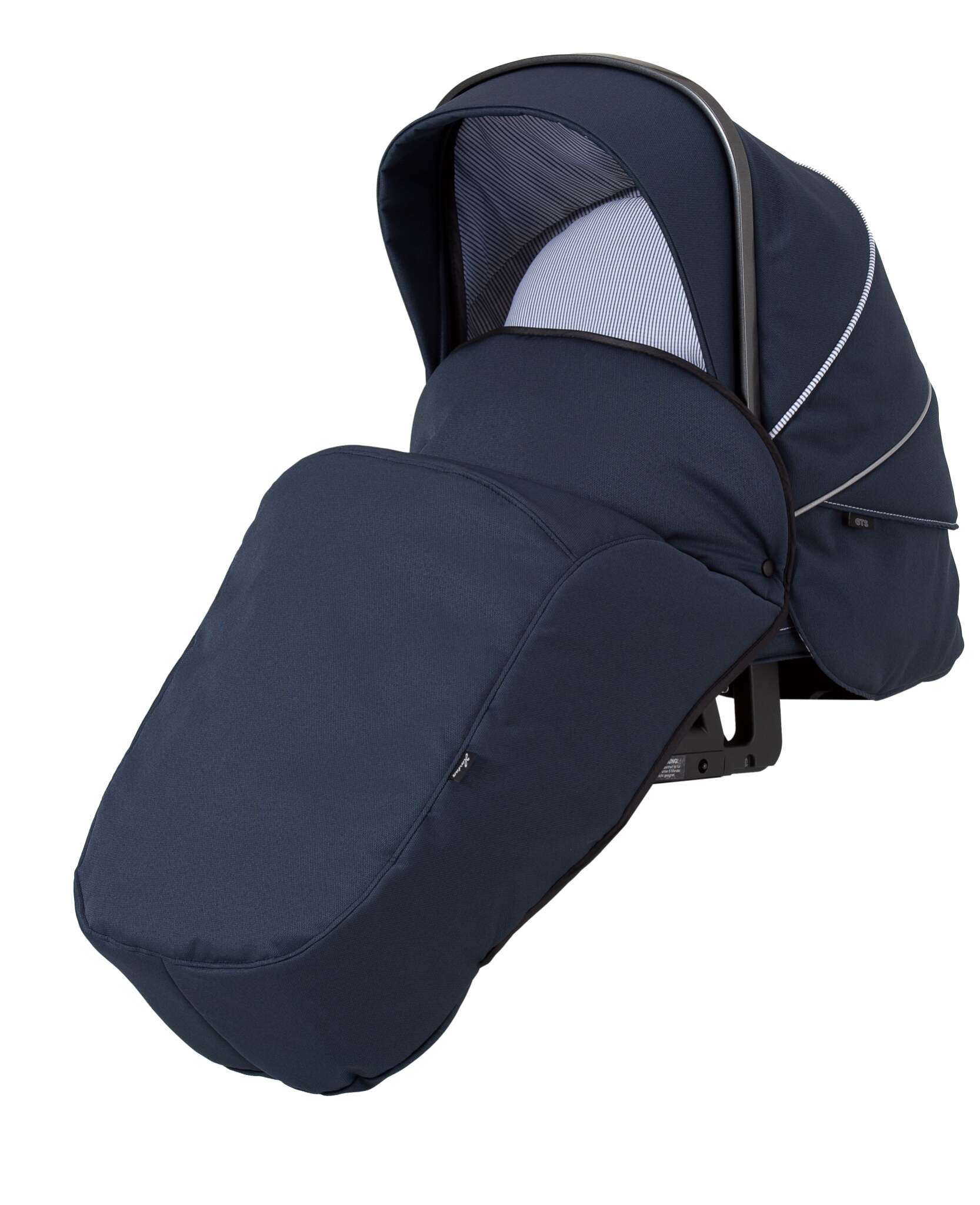 Windschutzdecke Casual 810  / Navy Stripes für den Sportwagen.
Schützt vor Wind und Auskühlung.
Schräge Vorderansicht.