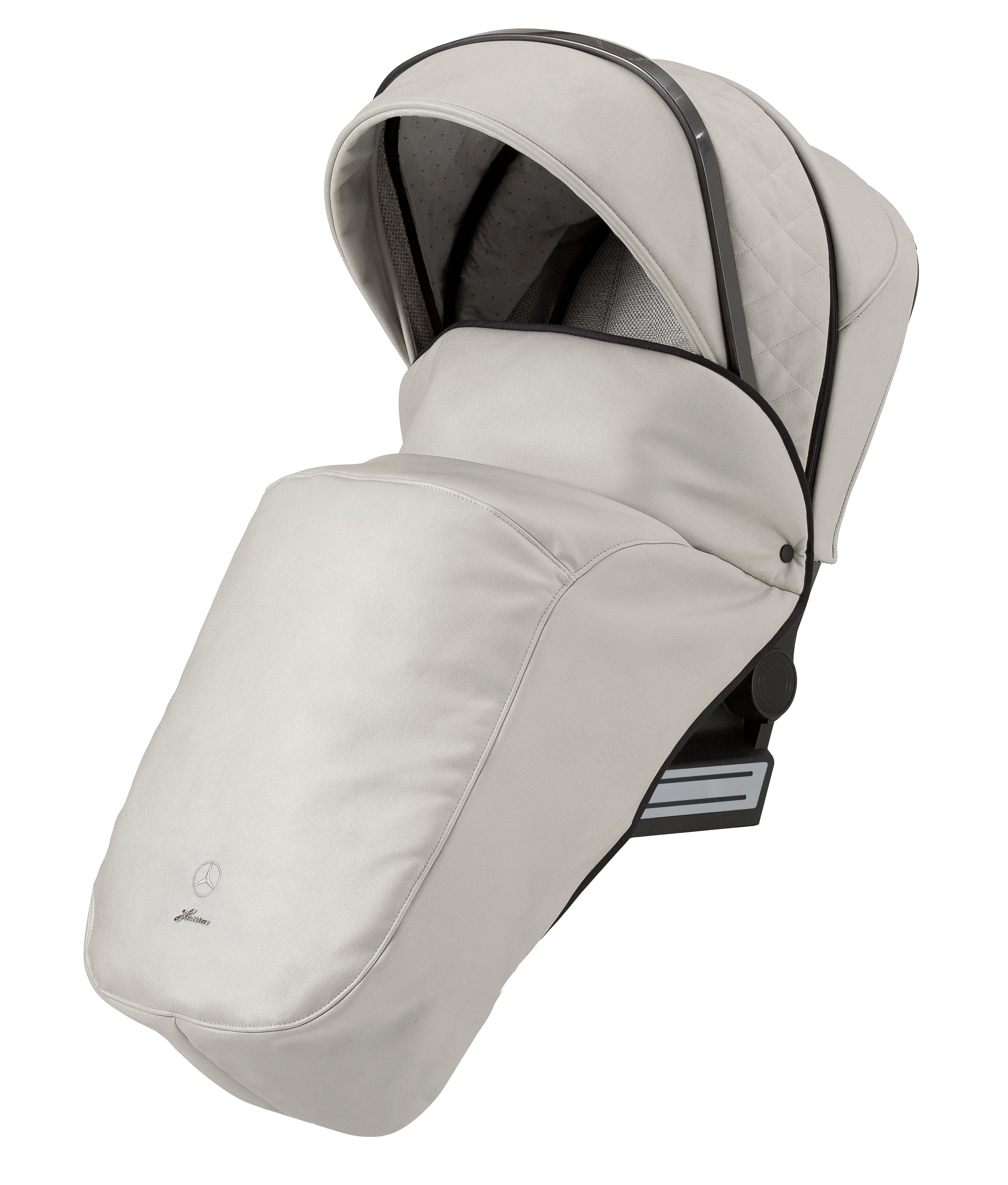 Windschutzdecke 615 / Opalith für den Sportwagen .
Schützt vor Wind und Auskühlung.
Schräge Vorderansicht.