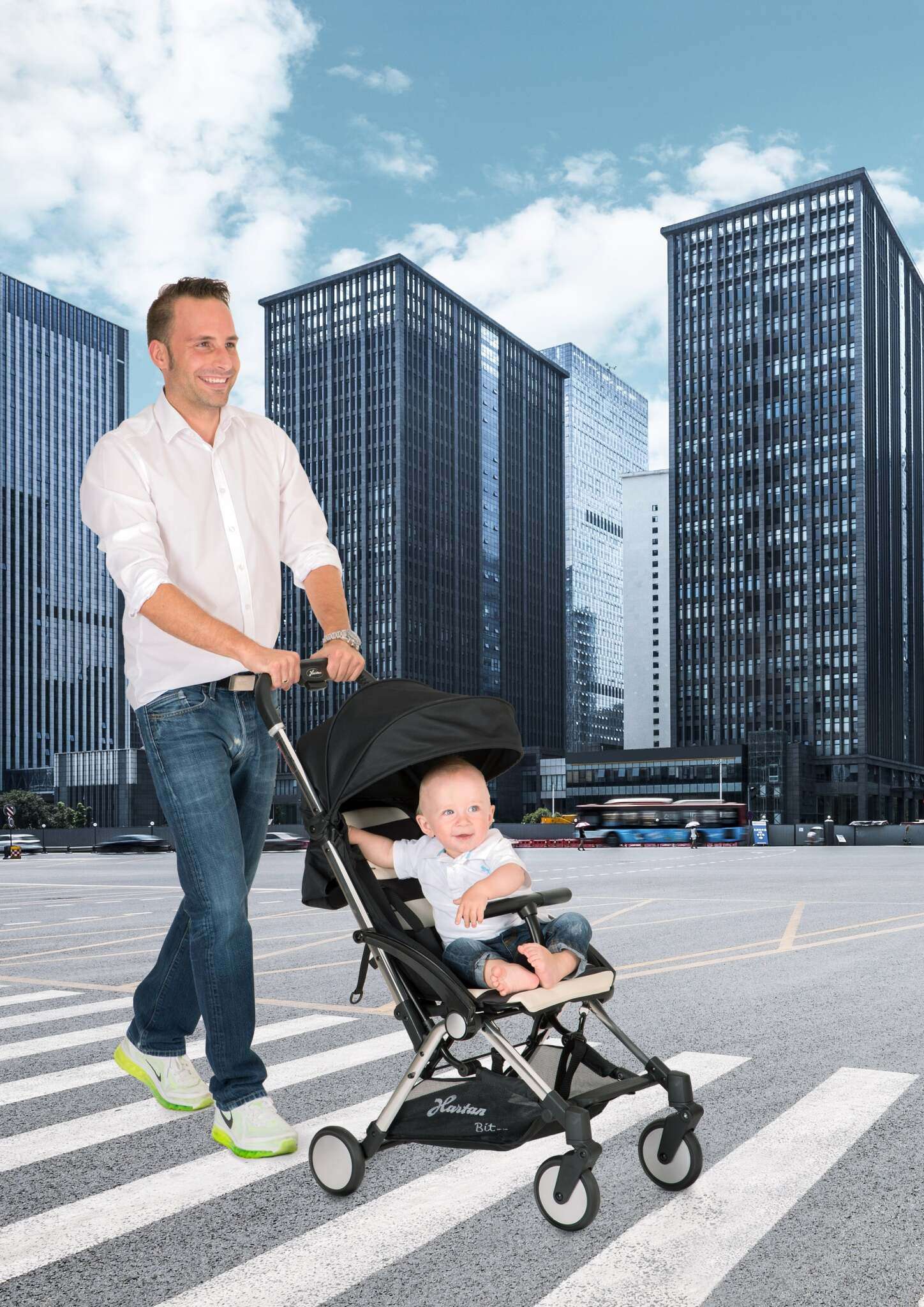 Buggy BIT 144 / Stripe.
Verstellbare Rückenlehne.
Kleines Faltmaß.
Schwarzes Gestell.
Schräge Vorderansicht.