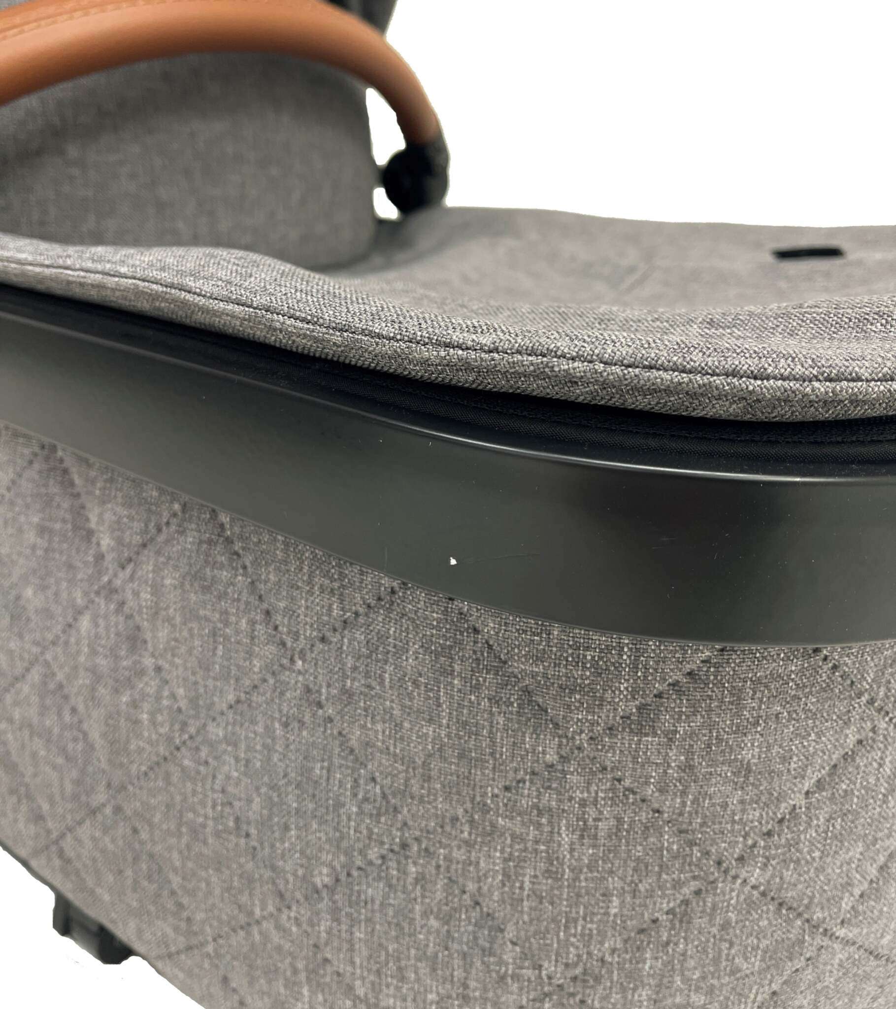 Detailbild Refurbished Viva GTR 427 / Grey Falttasche mit großem Verdeck.
Schutzbügel mit braunem Leder.
Schräge Vorderansicht des Rahmens.