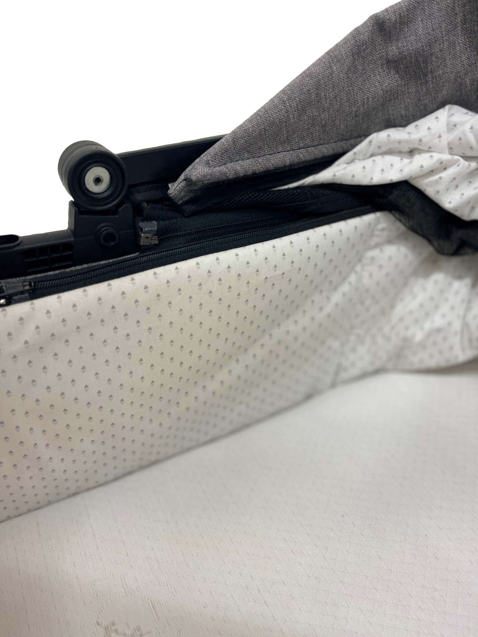 Detailbild Refurbished Viva GTR 427 / Grey Falttasche mit großem Verdeck.
Schräge Innenansicht.