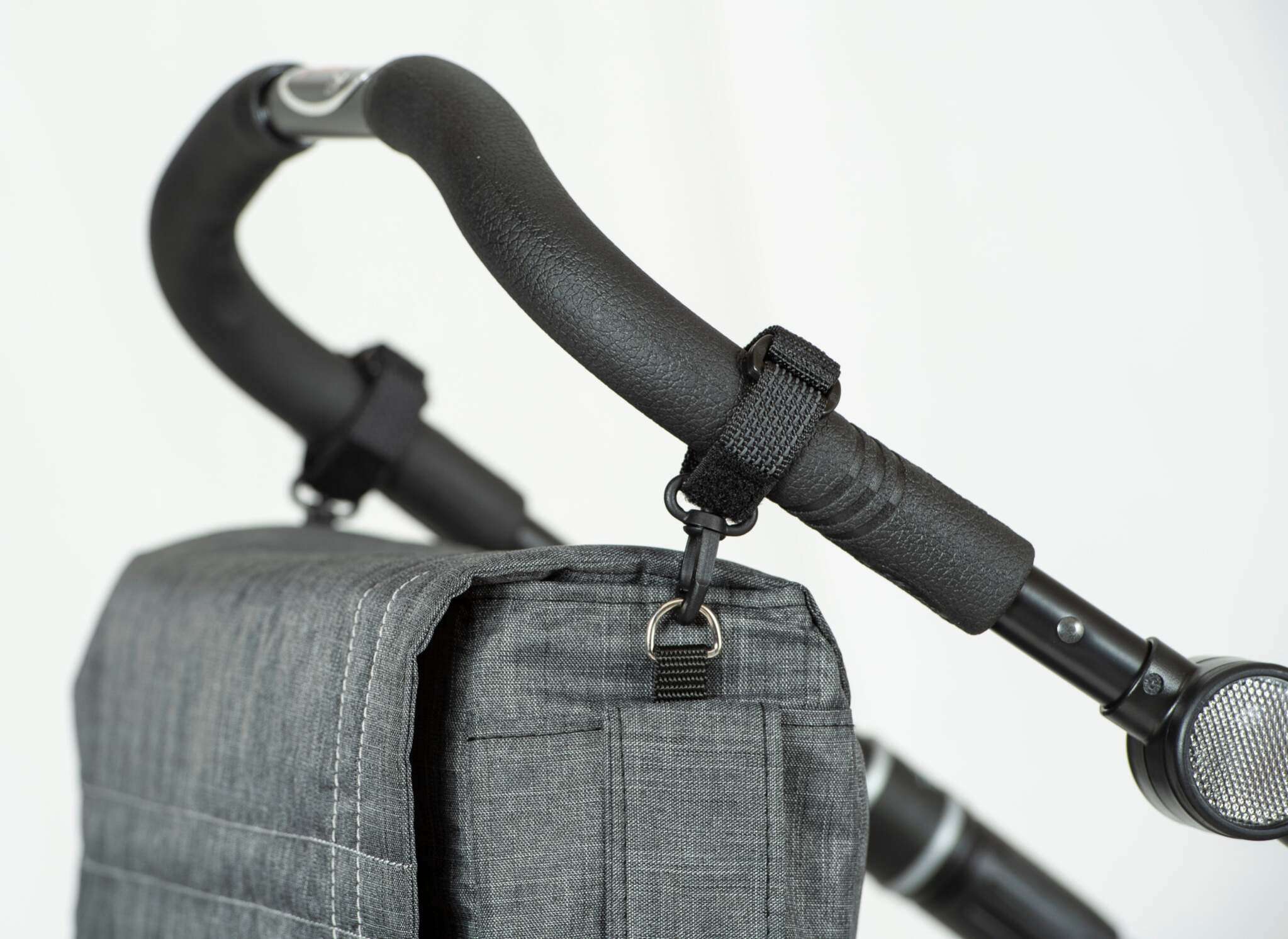 Befestigungssystem für Wickeltasche am Kinderwagen
Schräge Vorderansicht 