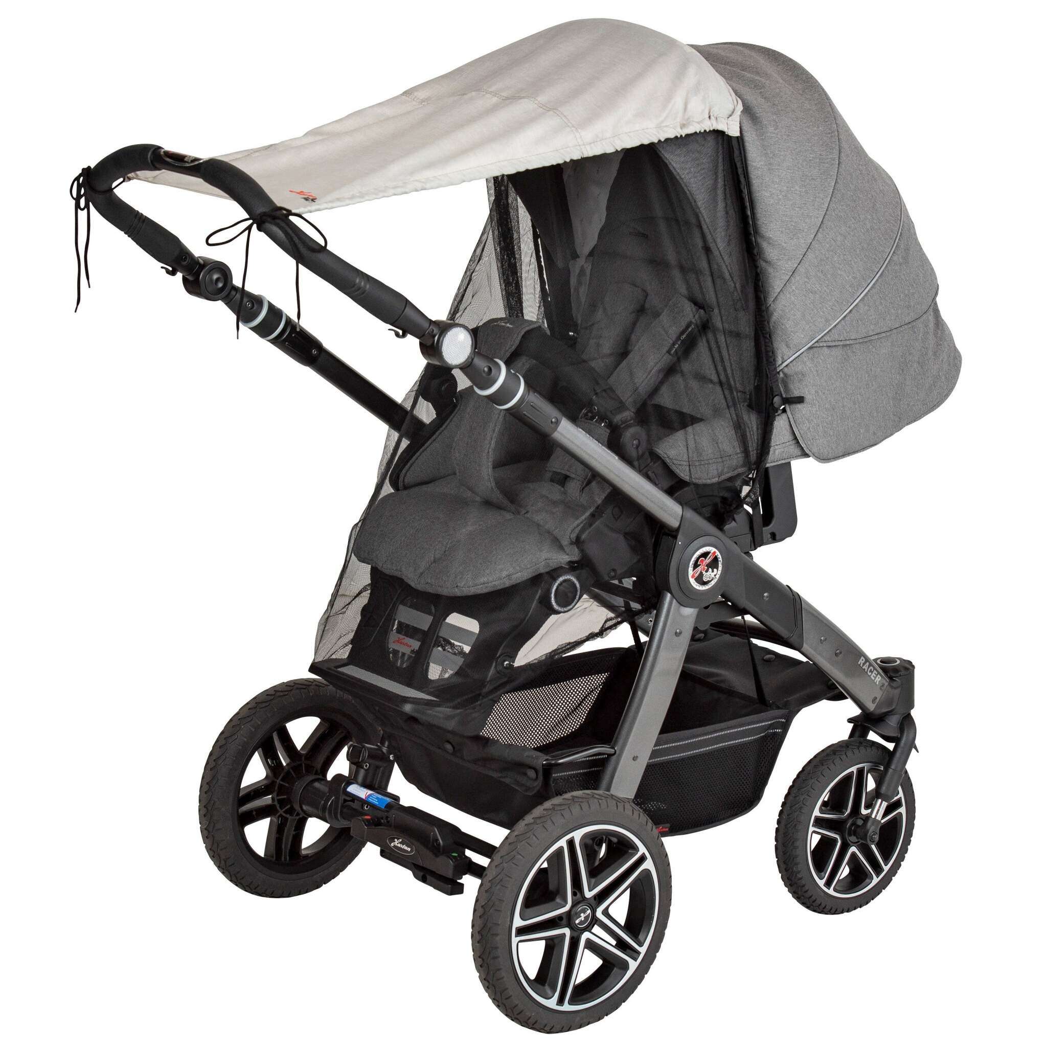 Sonnensegel für den Kinderwagen – Sonnen- und Insektenschutz in einem.
Befestigt am Sportwagen.
Schräge Vorderansicht.