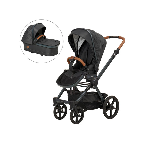 Kinderwagen in 605 / Walnut Grey mit verstellbarem Sportsitz und großem Sonnenverdeck.
Verdeck halb ausgeklappt.
Gestell in Anthrazitgrau.
Schutzbügel und Handgriff in braunem Leder.
Zusätzliche Abbildung Premium Falttasche.
Schräge Vorderansicht.