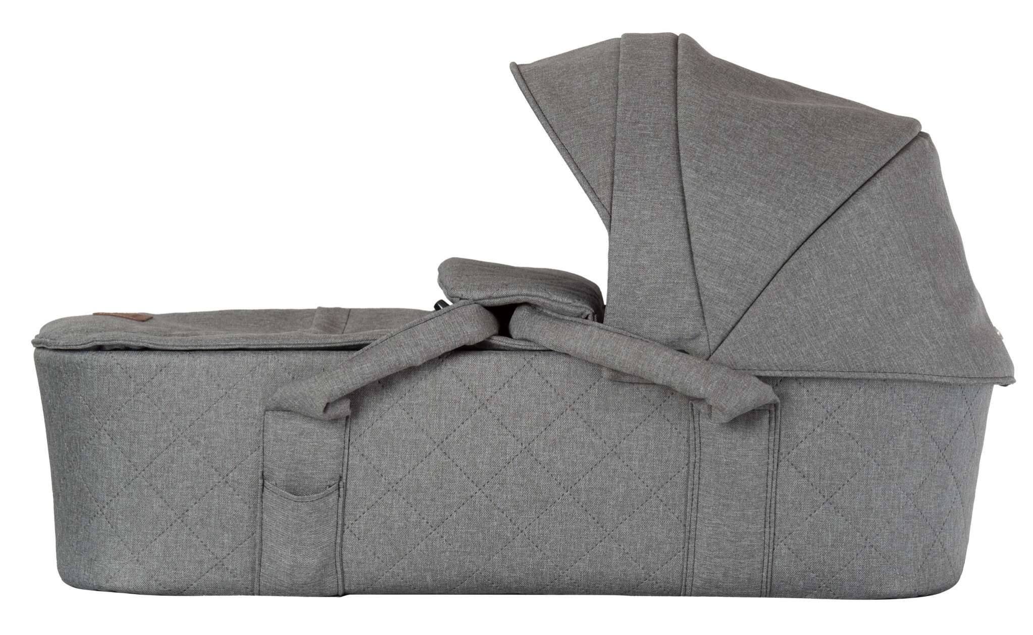 Graue Kombitasche mit Verdeck und Tragegriff. Gepolsterte Form mit Steppnähten für Kinderwagen oder Babytragetasche.