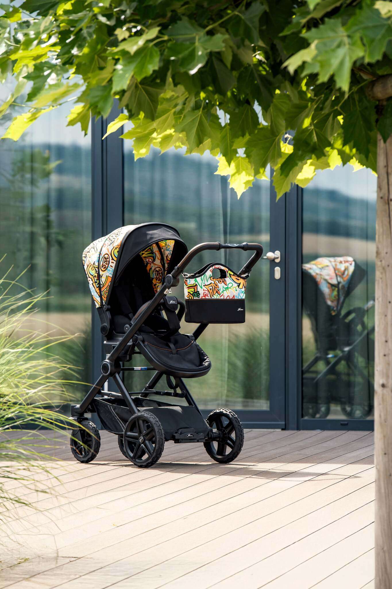 IVY GTR Limited Edition" 721 Bunt / Schwarz 
Sportwagen mit verstellbarem Sportsitz  und großem Verdeck.
Schutzbügel und Handgriff aus schwarzem Leder mit farbigen Ziernähten.
Schwarzes Gestell.
 + Bag2Go Tasche.
Schräge Vorderansicht.