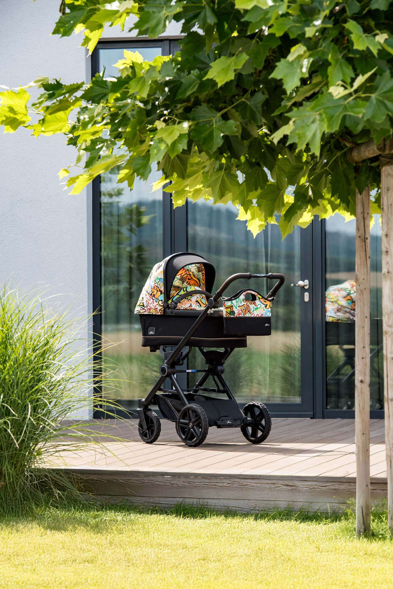 IVY GTR Limited Edition" 721 Bunt / Schwarz 
Gestell mit Falttasche und großem Verdeck.
Schutzbügel und Handgriff aus schwarzem Leder mit farbigen Ziernähten.
Schwarzes Gestell + Bag2Go Tasche.
Schräge Vorderansicht.