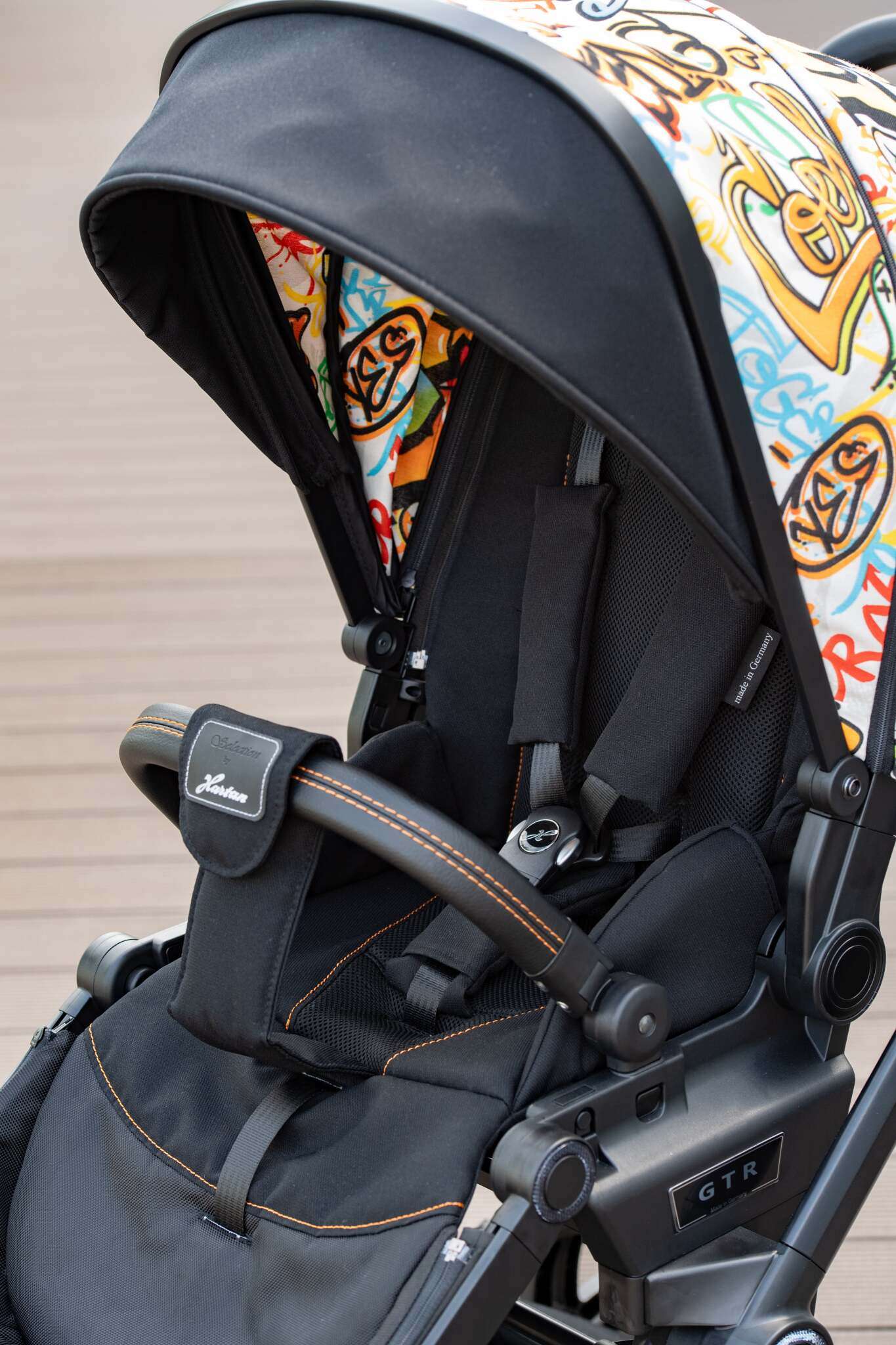 IVY GTR Limited Edition" 721 Bunt / Schwarz 
Sportwagen mit verstellbarem Sportsitz  und großem Verdeck.
Schutzbügel und Handgriff aus schwarzem Leder mit farbigen Ziernähten.
Schwarzes Gestell.
Schräge Vorderansicht.