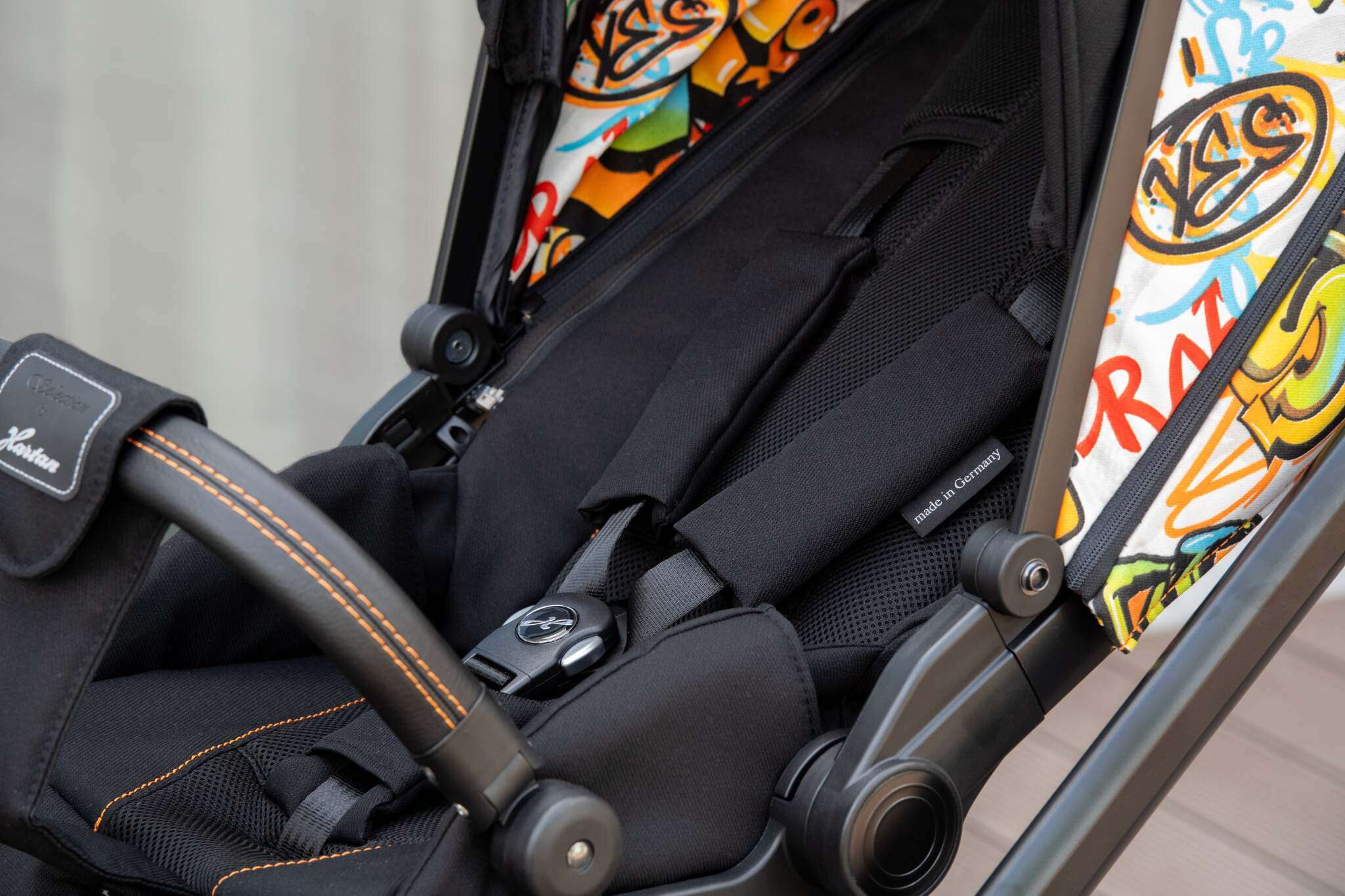 IVY GTR Limited Edition" 721 Bunt / Schwarz 
Sportwagen mit verstellbarem Sportsitz  und großem Verdeck.
Schutzbügel und Handgriff aus schwarzem Leder mit farbigen Ziernähten.
Schwarzes Gestell.
Schräge Vorderansicht. des Sportwagenaufsatzes.