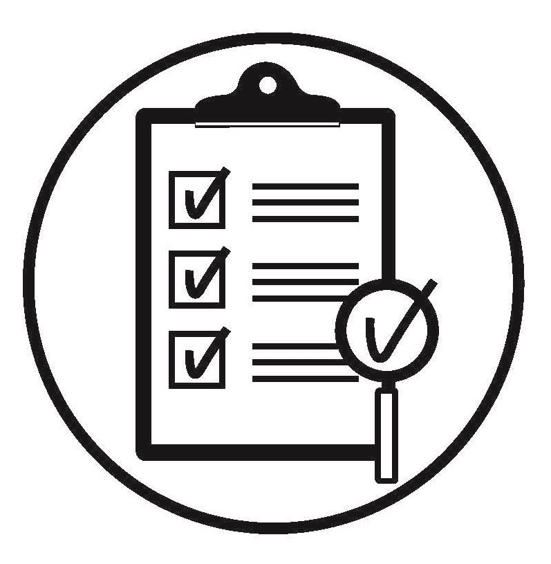 Symbol Checkliste auf Klemmbrett, drei Kästchen mit Häkchen links, daneben Linien als Text, Lupe mit Häkchen rechts