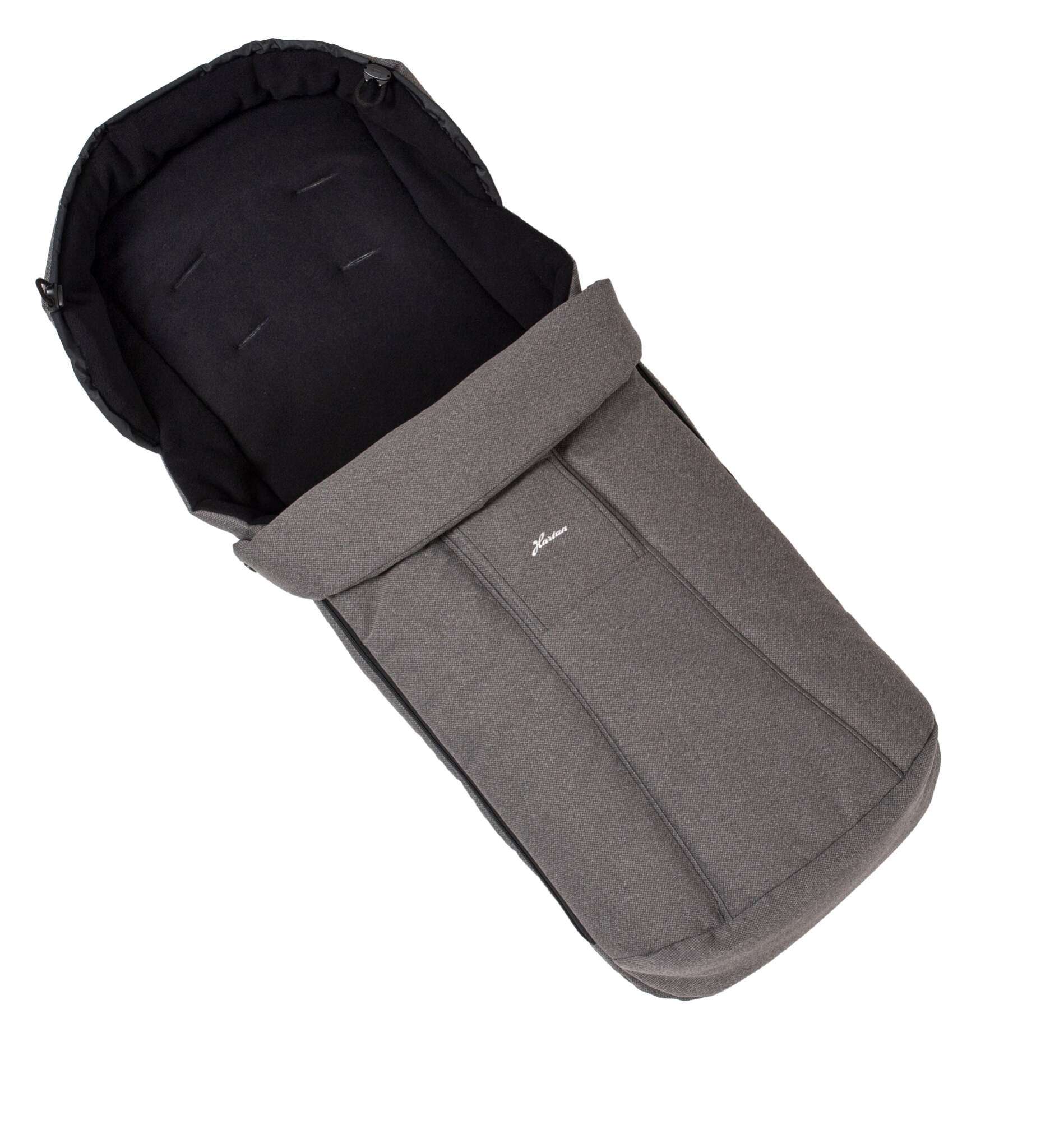 Fußsack 903 / Grau
Weiches Fleece Innenfutter
Schräge Liegeansicht von Oben