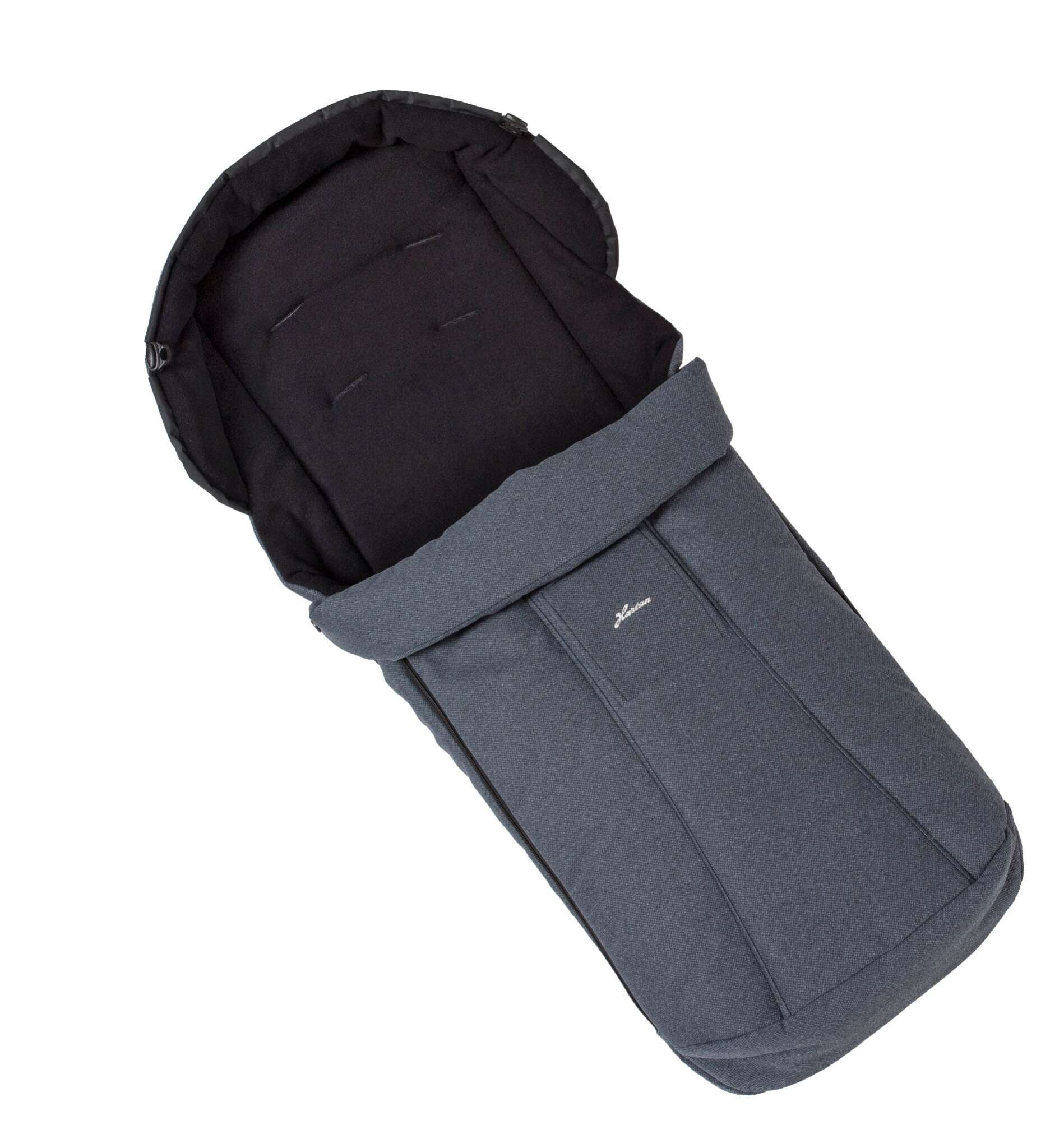 Fußsack 909  / Blau
Weiches Fleece Innenfutter
Schräge Liegeansicht von Oben