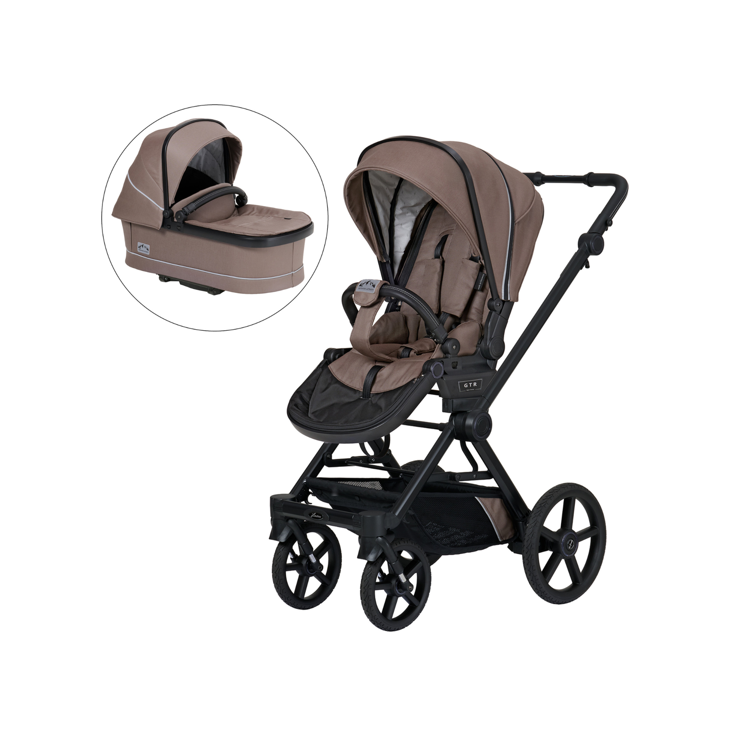 Kinderwagen in Toffee mit verstellbarem Sportsitz und großem Sonnenverdeck.
Verdeck halb ausgeklappt.
Gestell in schwarz.
Falttasche zusätzlich abgebildet.
Schräge Seitenanasicht.