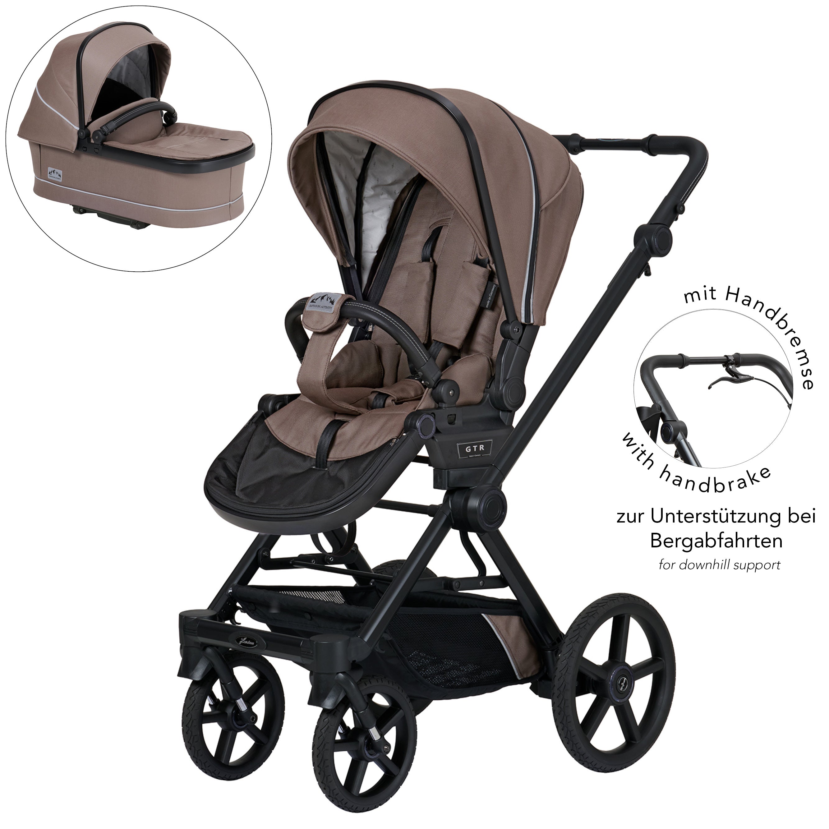 Kinderwagen in 600 / Toffee mit verstellbarem Sportsitz und großem Sonnenverdeck.
Verdeck halb ausgeklappt.
Gestell in schwarz.
Falttasche zusätzlich abgebildet.
Optional Handbremse möglich / Detailbild dazu.
Schräge Seitenanasicht.