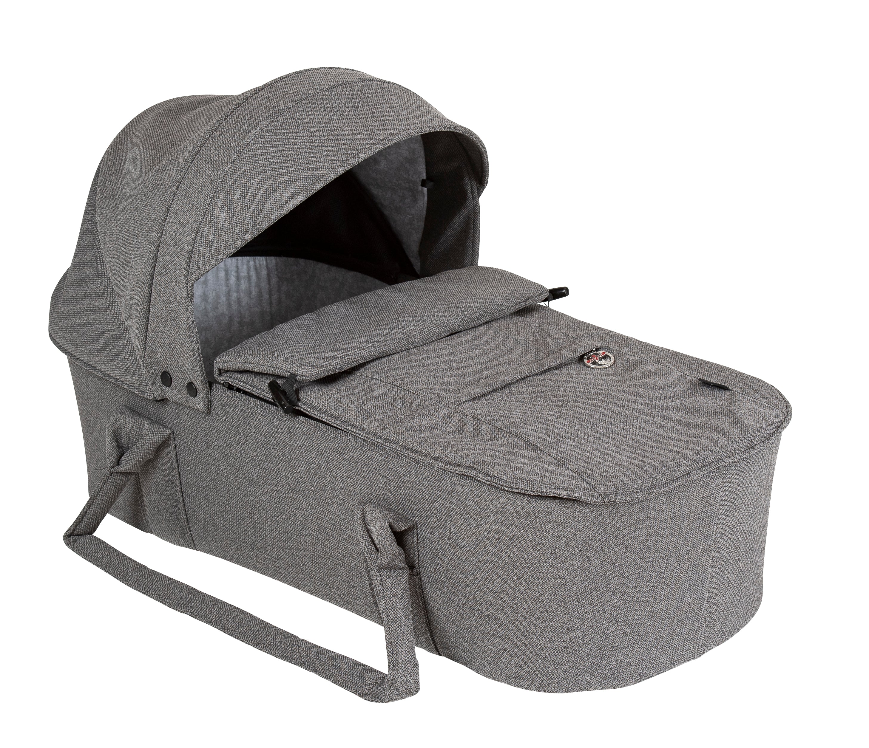 Kombitasche 902 mit Verdeck.
Kann man zum Fußsack umwandeln.
Schräge Vorderansicht.