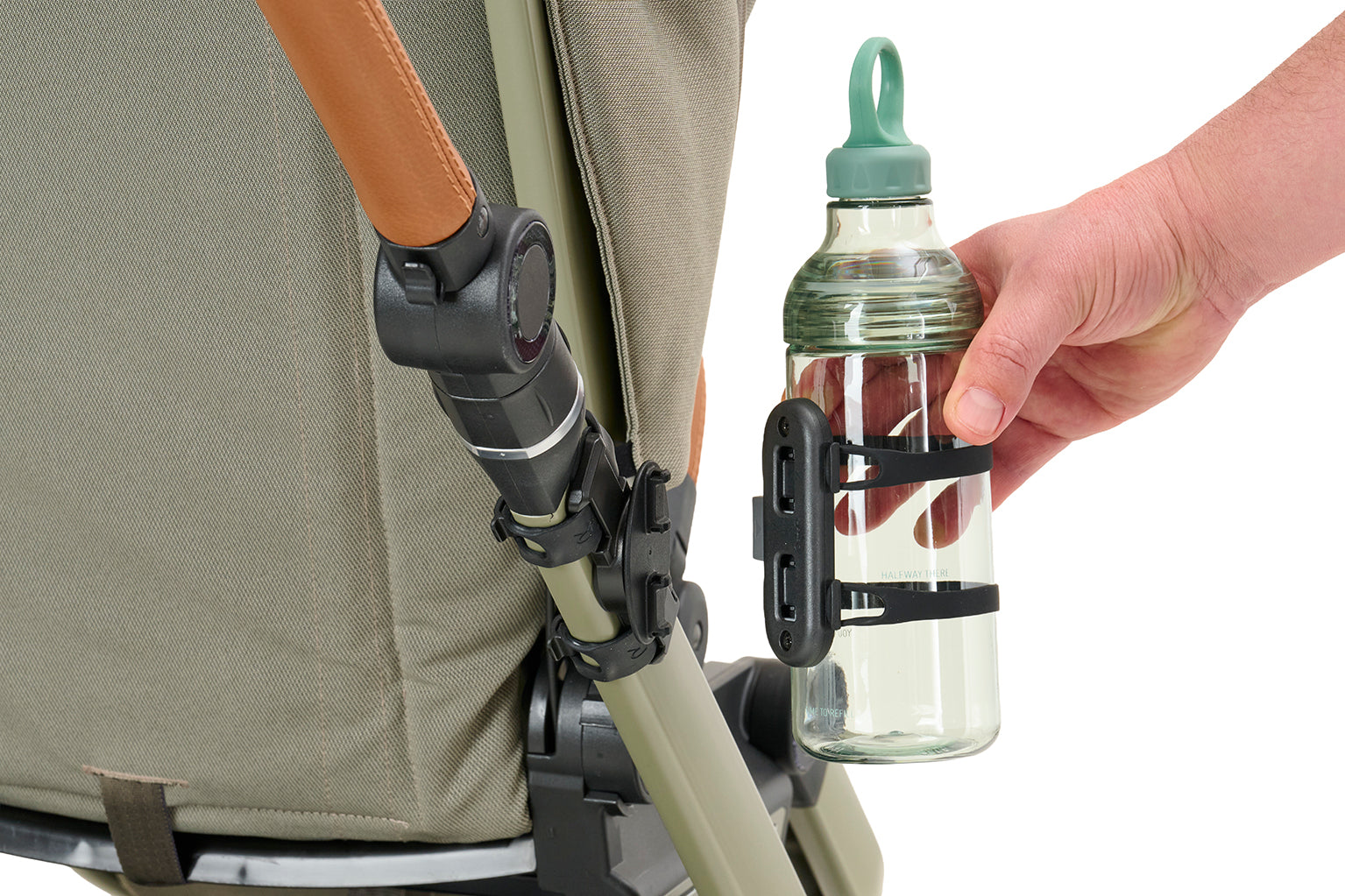 Flaschenhalter Magic-Clip
Einfaches Anbringen.
Ansicht Flasche in der Halterung vor dem Anbringen auf der rechte Seite. des Gestelles.