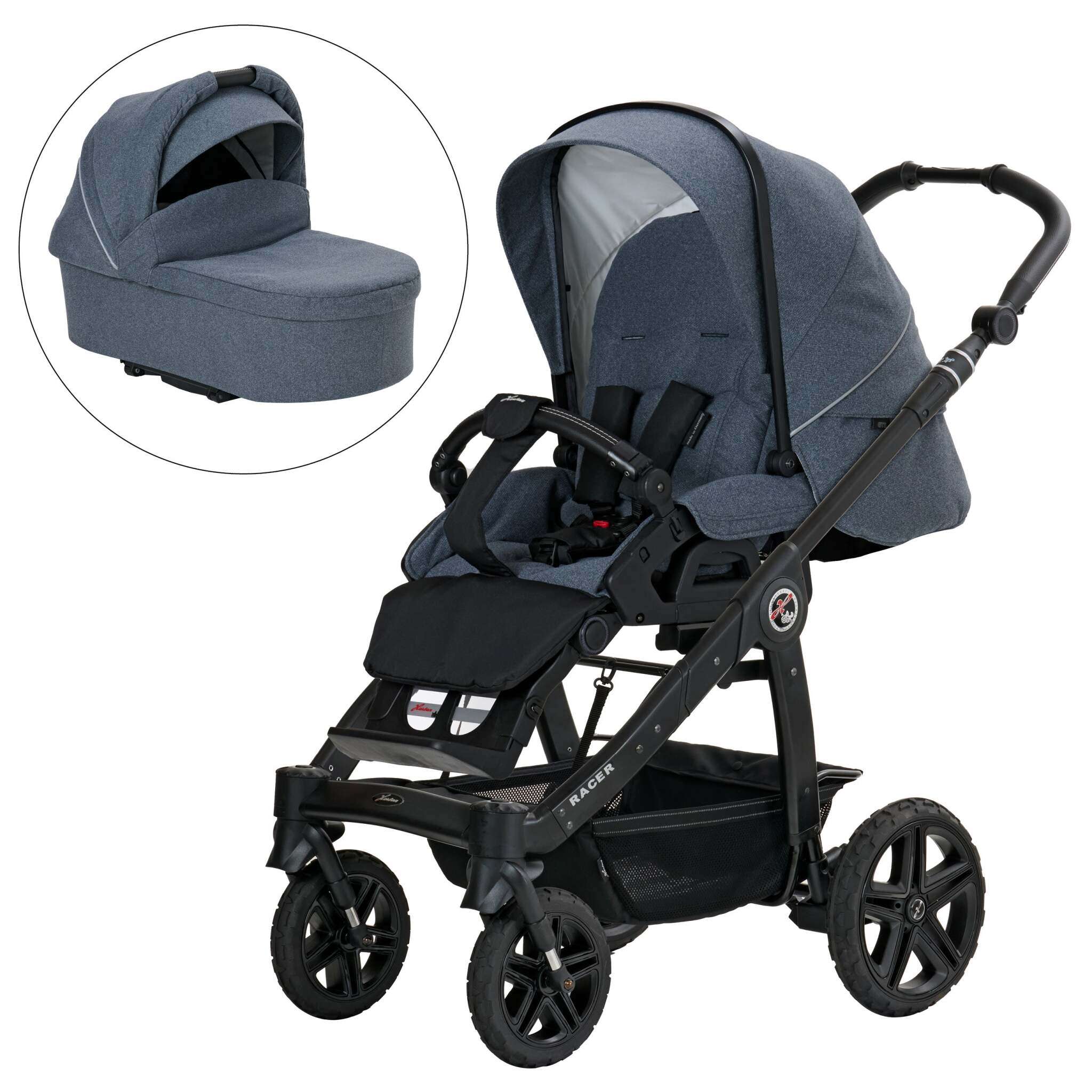 Racer GTS 908 / Bluestone
Schutzbügel und Handgriff in schwarz
Gestell Platin
Verdecke halb ausgeklappt
Sportwagen + Falttasche
2 separate Bilder mit schräger Vorderansicht