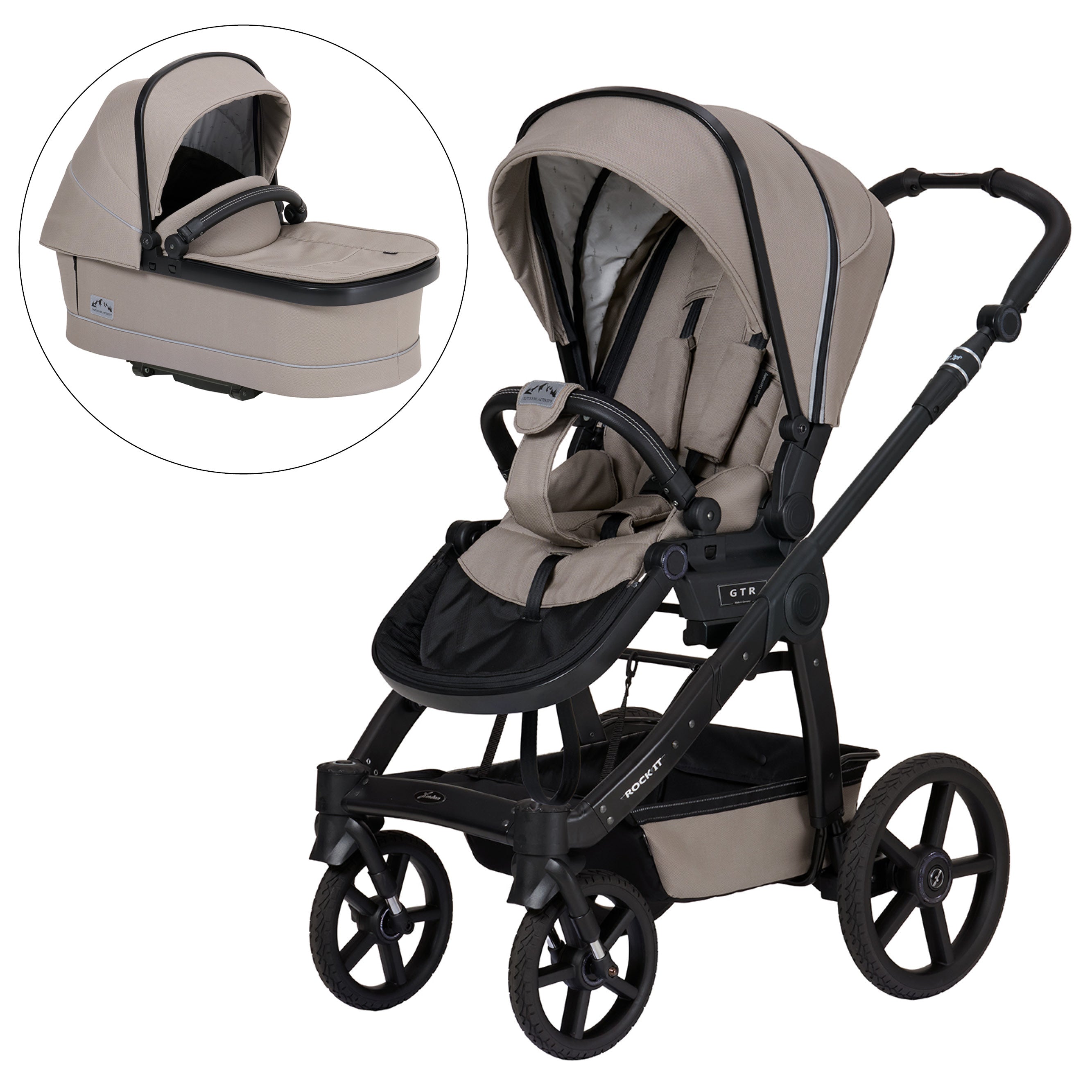 Kinderwagen in 604 / Sand mit verstellbarem Sportsitz und großem Sonnenverdeck.
Verdeck halb ausgeklappt.
Gestell in schwarz.
Falttasche zusätzlich abgebildet.
Schräge Vorderansicht.