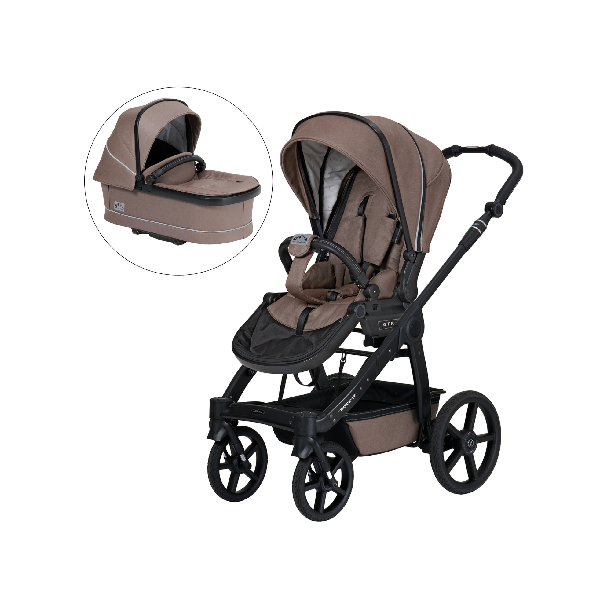 Kinderwagen in 600 / Toffee mit verstellbarem Sportsitz und großem Sonnenverdeck.
Verdeck halb ausgeklappt.
Gestell in schwarz.
Falttasche zusätzlich abgebildet.
Schräge Vorderansicht.