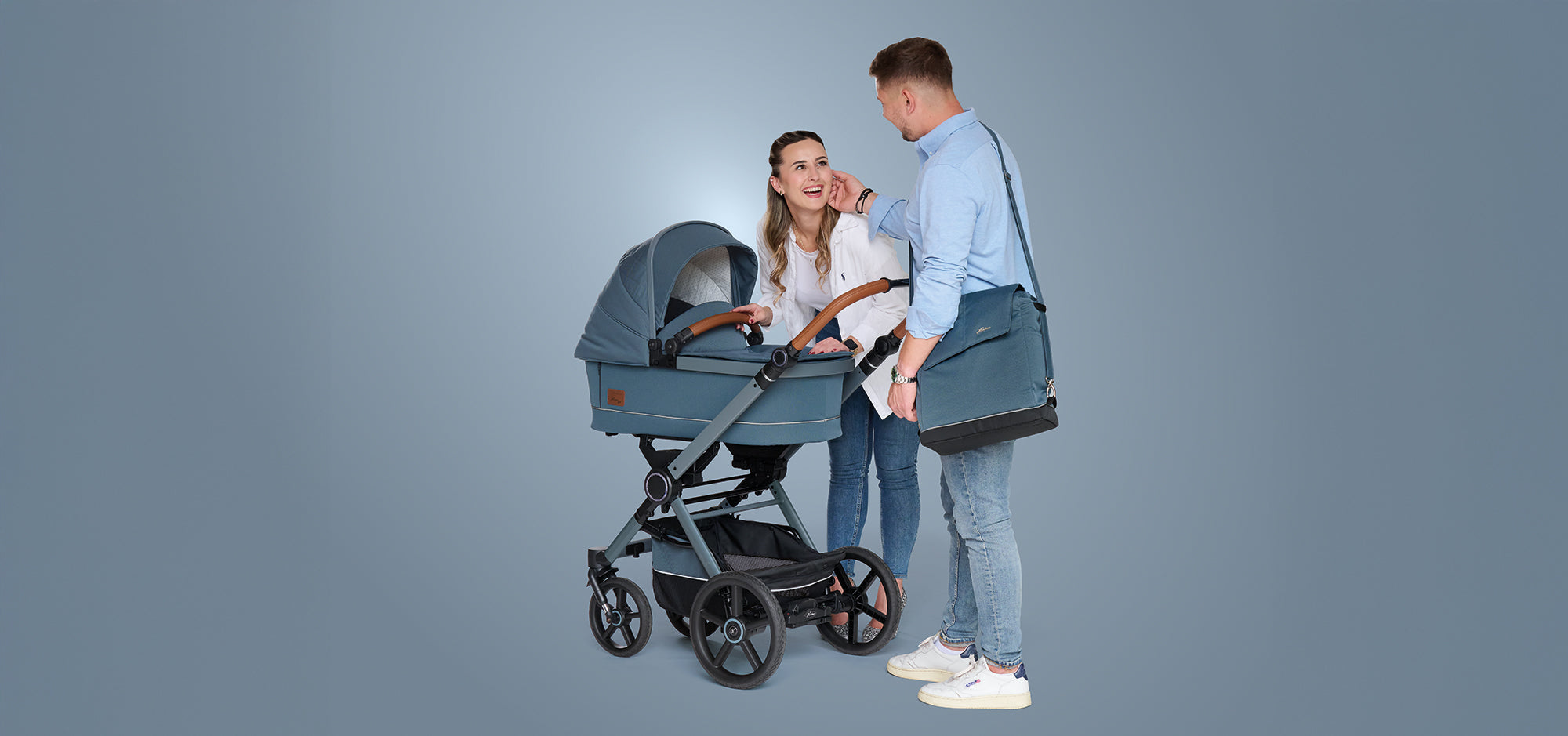 Eine glückliche Familie mit Kinderwagen und Kind