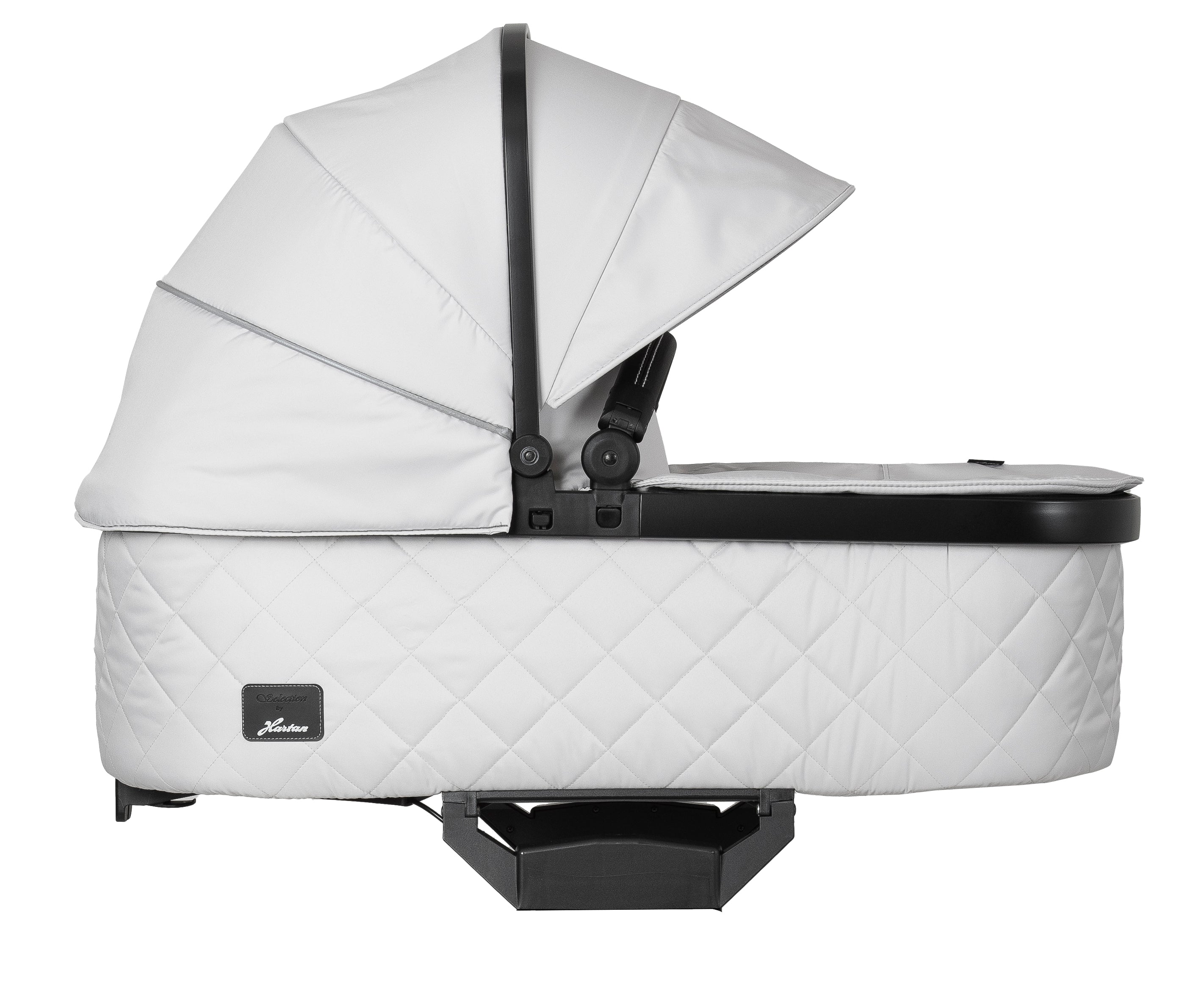 Premium Falttasche Pearl mit schwarzem Schutzbügel.
Verdeck komplett ausgeklappt.
Seitenansicht.