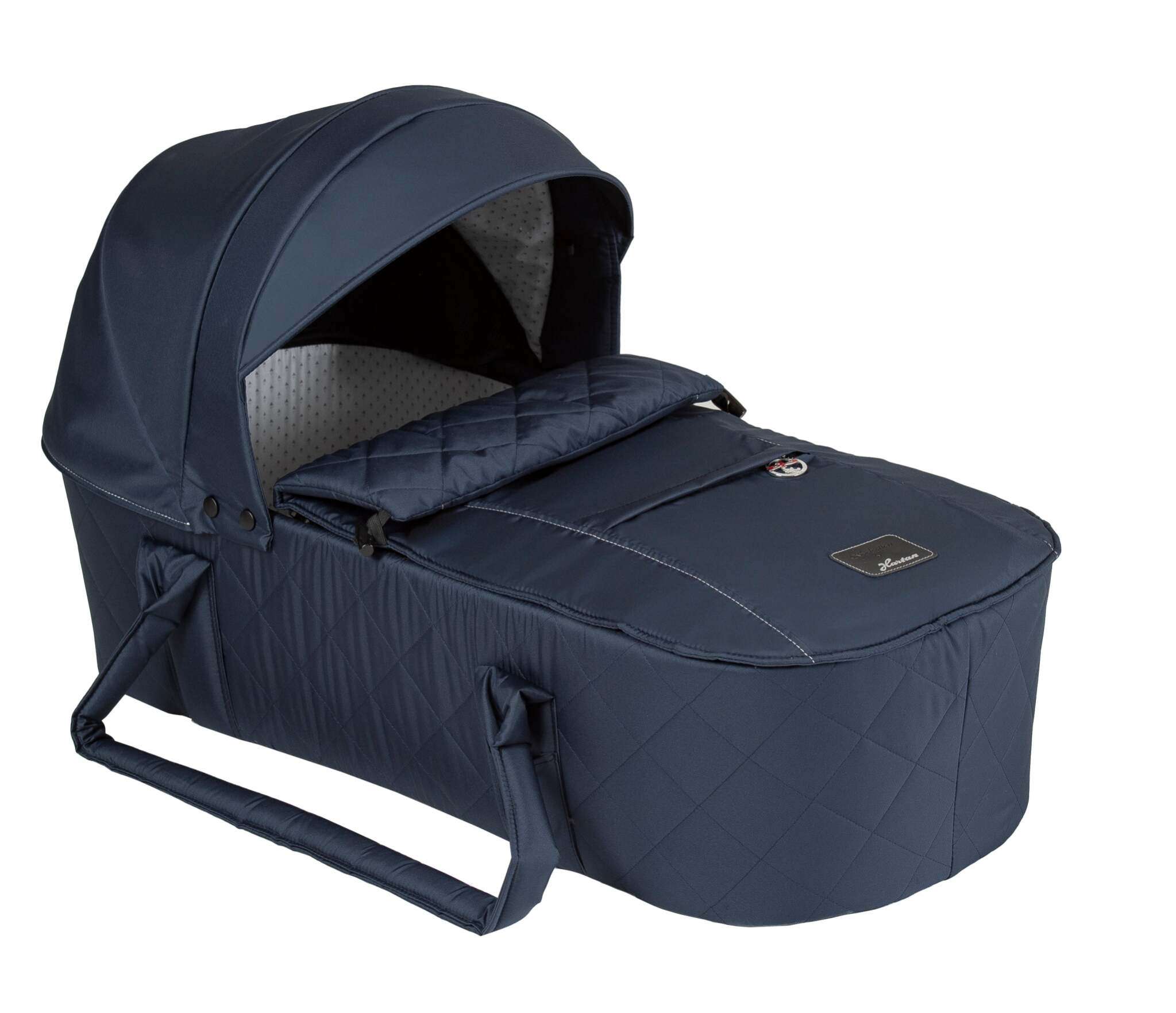 Kombitasche Black Edition mit Verdeck.
Kann man zum Fußsack umwandeln.
Schräge Vorderansicht.