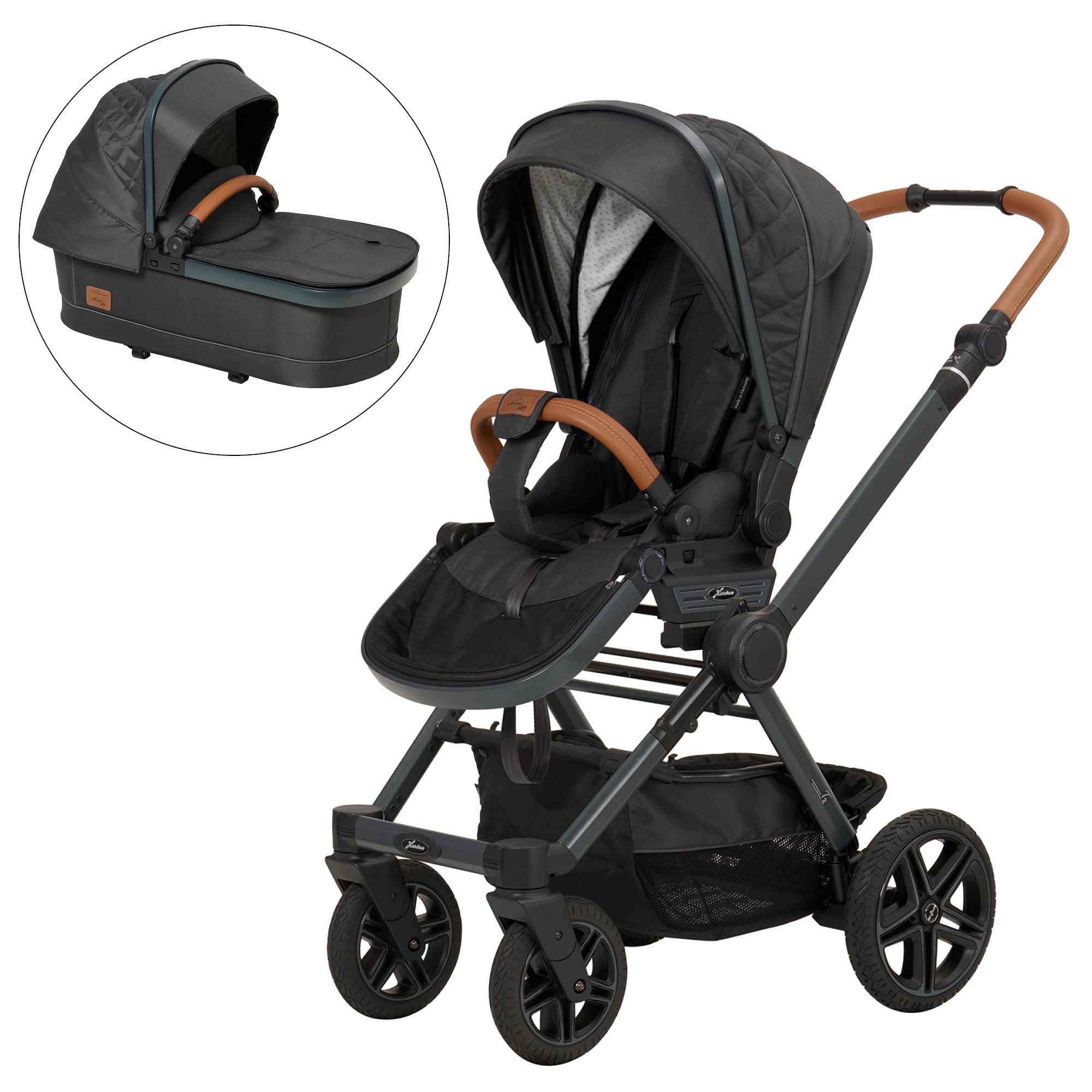 Kinderwagen in 605 / Walnut Grey mit verstellbarem Sportsitz und großem Sonnenverdeck.
Verdeck halb ausgeklappt.
Schutzbügel und Handgriff in braunen Leder.
Gestell in Anthrazitgrau.
Zusätzliches Bild mit Falttasche
Schräge Vorderansicht.