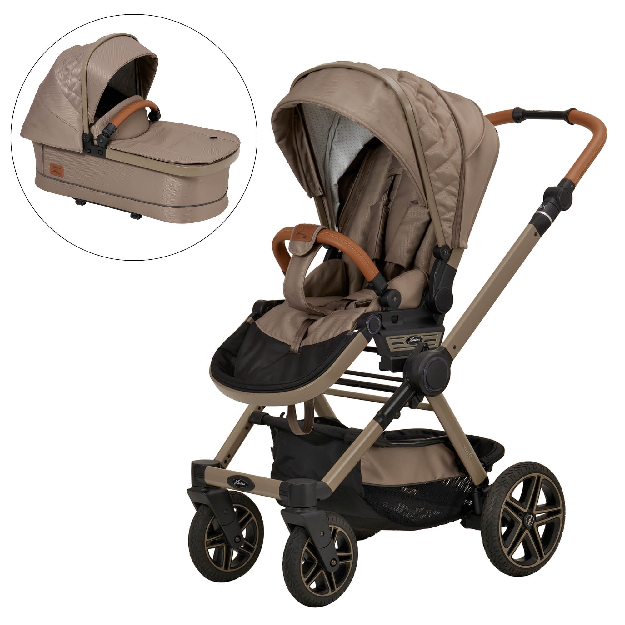 Kinderwagen in 606 / Hazel mit verstellbarem Sportsitz und großem Sonnenverdeck.
Verdeck halb ausgeklappt.
Schutzbügel und Handgriff in braunen Leder.
Gestell in Beigegrau.
Zusätzliches Bild mit Falttasche
Schräge Vorderansicht.