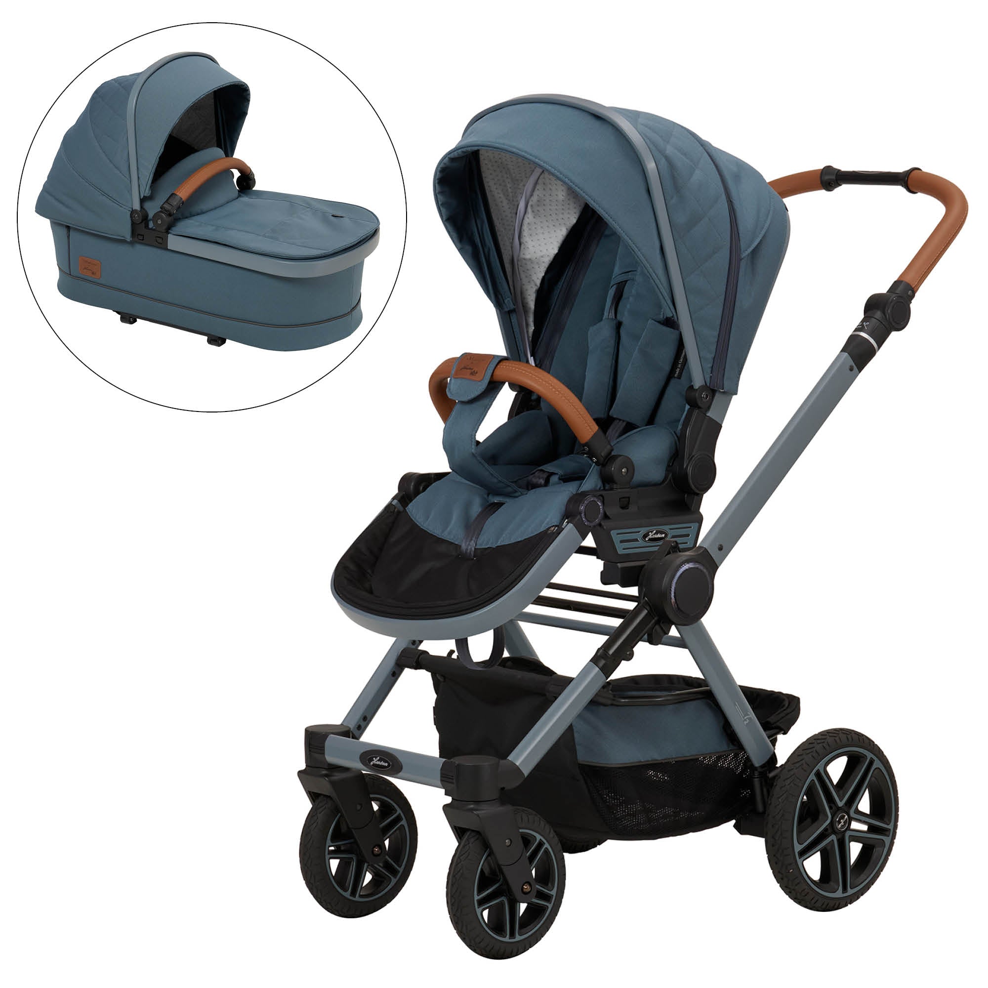 Kinderwagen in 607 /Butterfly Pea mit verstellbarem Sportsitz und großem Sonnenverdeck.
Verdeck halb ausgeklappt.
Schutzbügel und Handgriff in braunen Leder.
Gestell in Blaugrau.
Zusätzliches Bild mit Falttasche.
Schräge Vorderansicht.