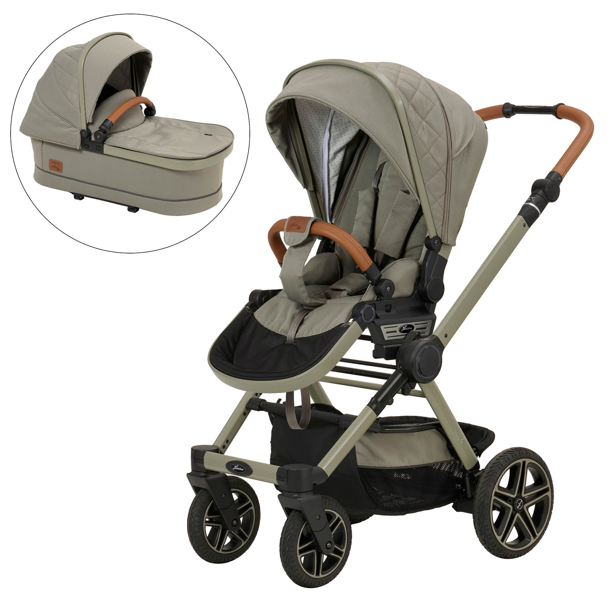 Kinderwagen in 608 / Pistachio mit verstellbarem Sportsitz und großem Sonnenverdeck.
Verdeck halb ausgeklappt.
Schutzbügel und Handgriff in braunen Leder.
Gestell in Moosgrau.
Zusätzliches Bild mit Falttasche 
Schräge Vorderansicht.