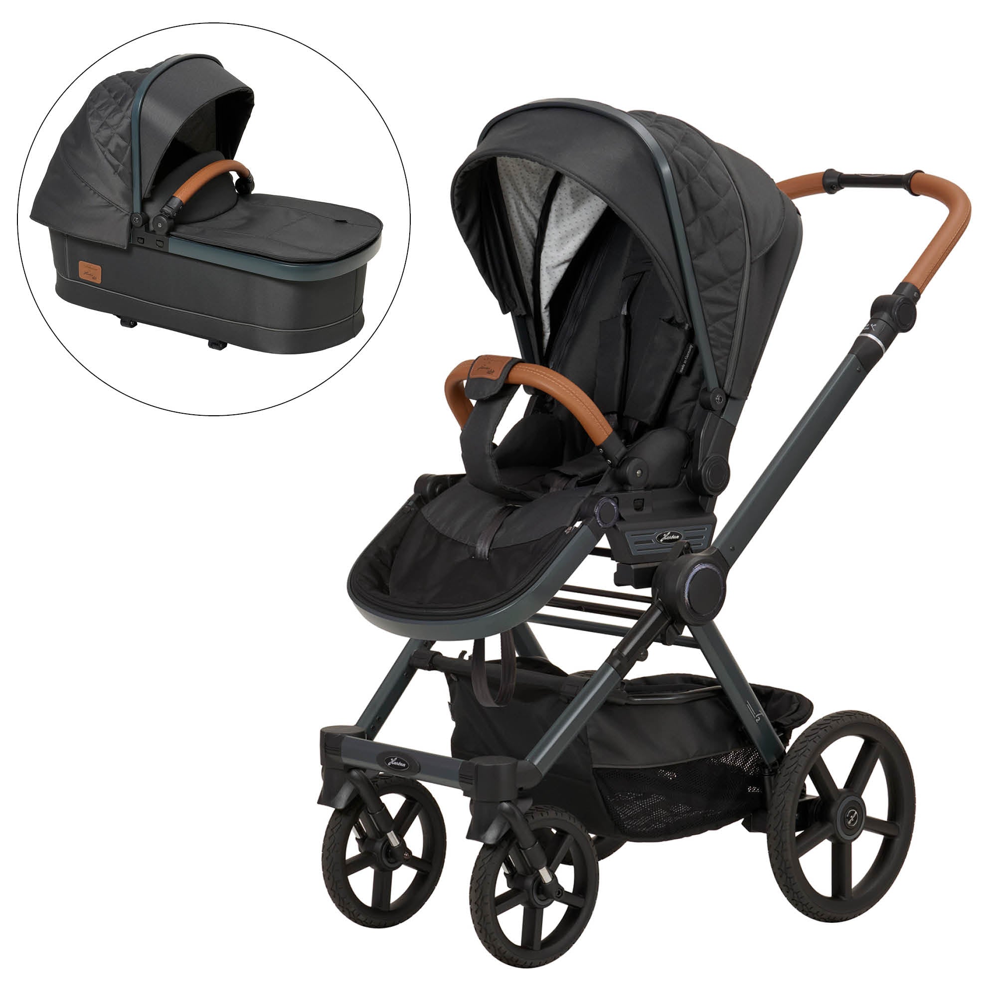 Kinderwagen in 605 / Walnut Grey mit verstellbarem Sportsitz und großem Sonnenverdeck.
Verdeck halb ausgeklappt.
Gestell in Anthrazitgrau.
Schutzbügel und Handgriff in braunem Leder.
Zusätzliche Abbildung Premium Falttasche.
Schräge Vorderansicht.