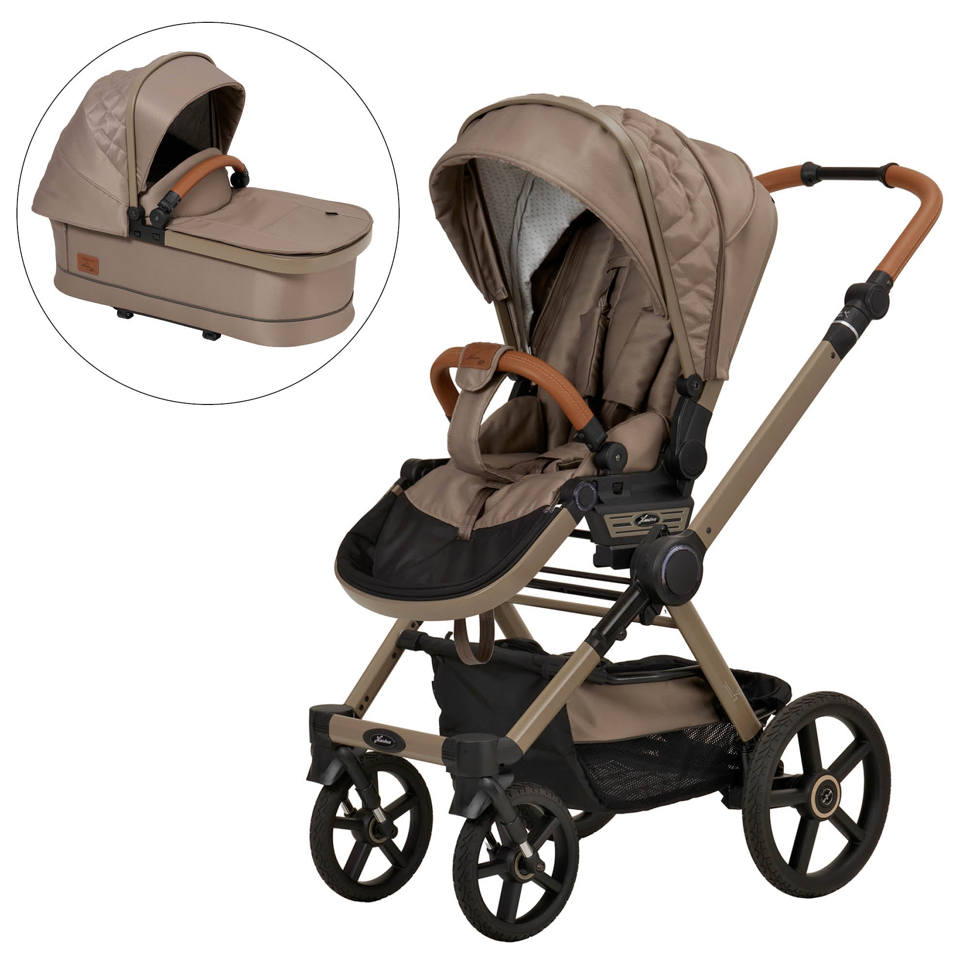 Kinderwagen in 606/ Hazel mit verstellbarem Sportsitz und großem Sonnenverdeck.
Verdeck halb ausgeklappt.
Gestell in Beigegrau.
Schutzbügel und Handgriff in braunem Leder.
Zusätzliche Abbildung Premium Falttasche.
Schräge Vorderansicht.