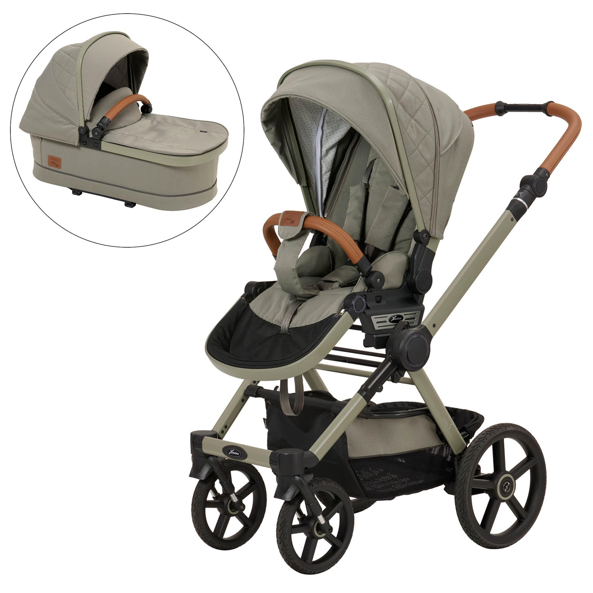 Kinderwagen in 608/ Pistachio mit verstellbarem Sportsitz und großem Sonnenverdeck.
Verdeck halb ausgeklappt.
Gestell in Moosgrau.
Schutzbügel und Handgriff in braunem Leder.
Zusätzliche Abbildung Premium Falttasche.
Schräge Vorderansicht.