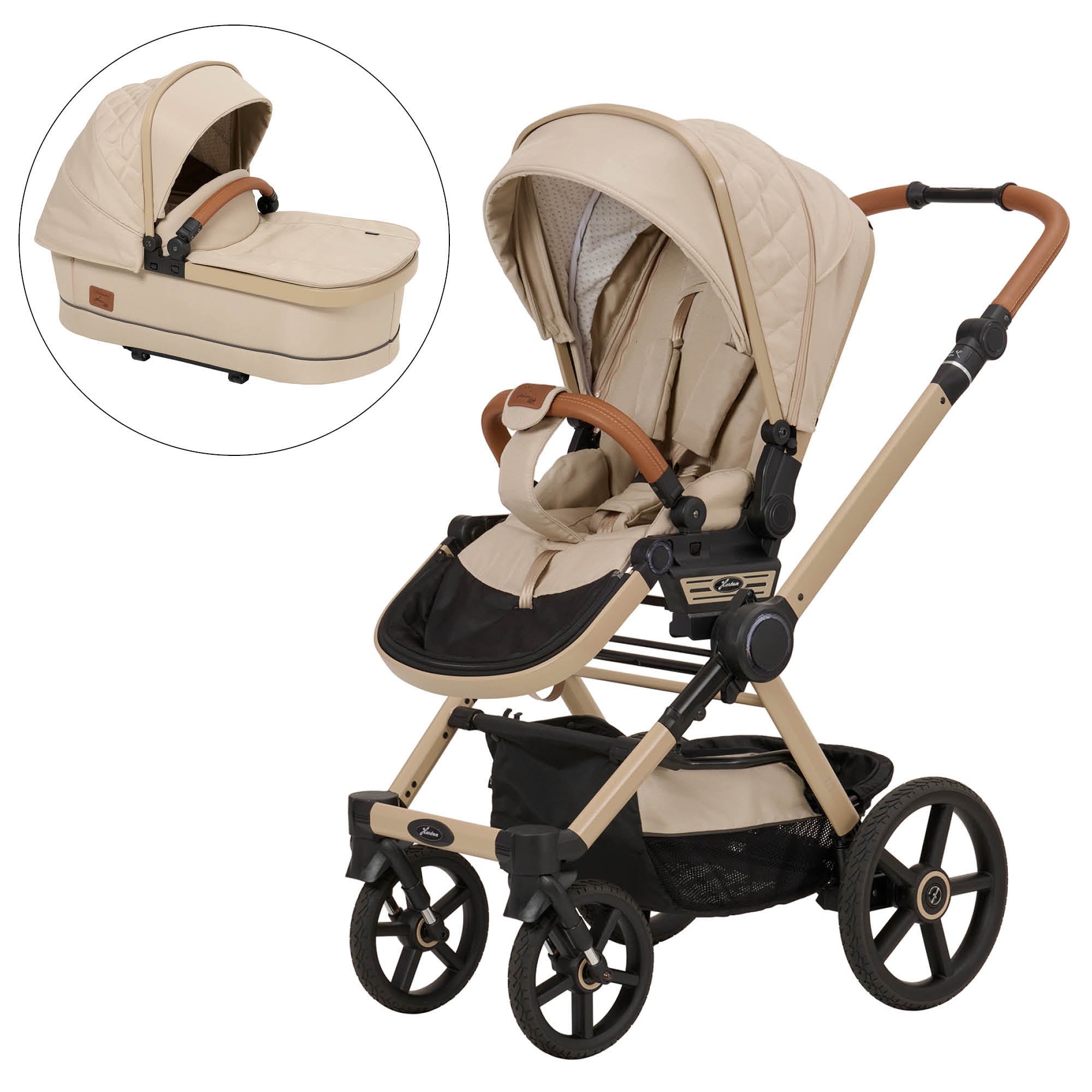 Kinderwagen in 609/ Peanut mit verstellbarem Sportsitz und großem Sonnenverdeck.
Verdeck halb ausgeklappt.
Gestell in Beige.
Schutzbügel und Handgriff in braunem Leder.
Zusätzliche Abbildung Premium Falttasche.
Schräge Vorderansicht.