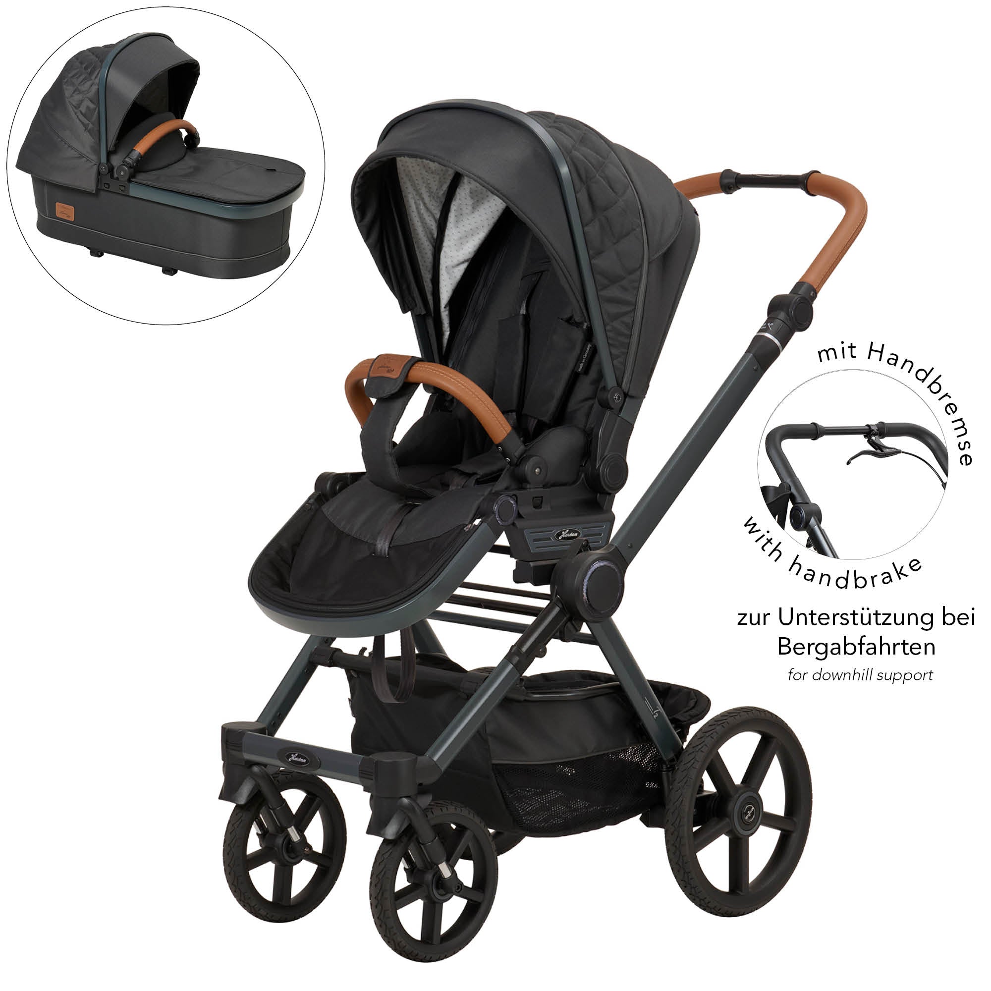 Kinderwagen in 605/ Walnut Grey mit verstellbarem Sportsitz und großem Sonnenverdeck.
Verdeck halb ausgeklappt.
Gestell in Anthrazitgrau.
Schutzbügel und Handgriff in braunem Leder.
Zusätzliche Abbildung Premium Falttasche. und Detailbild Handbremse.
Schräge Vorderansicht.