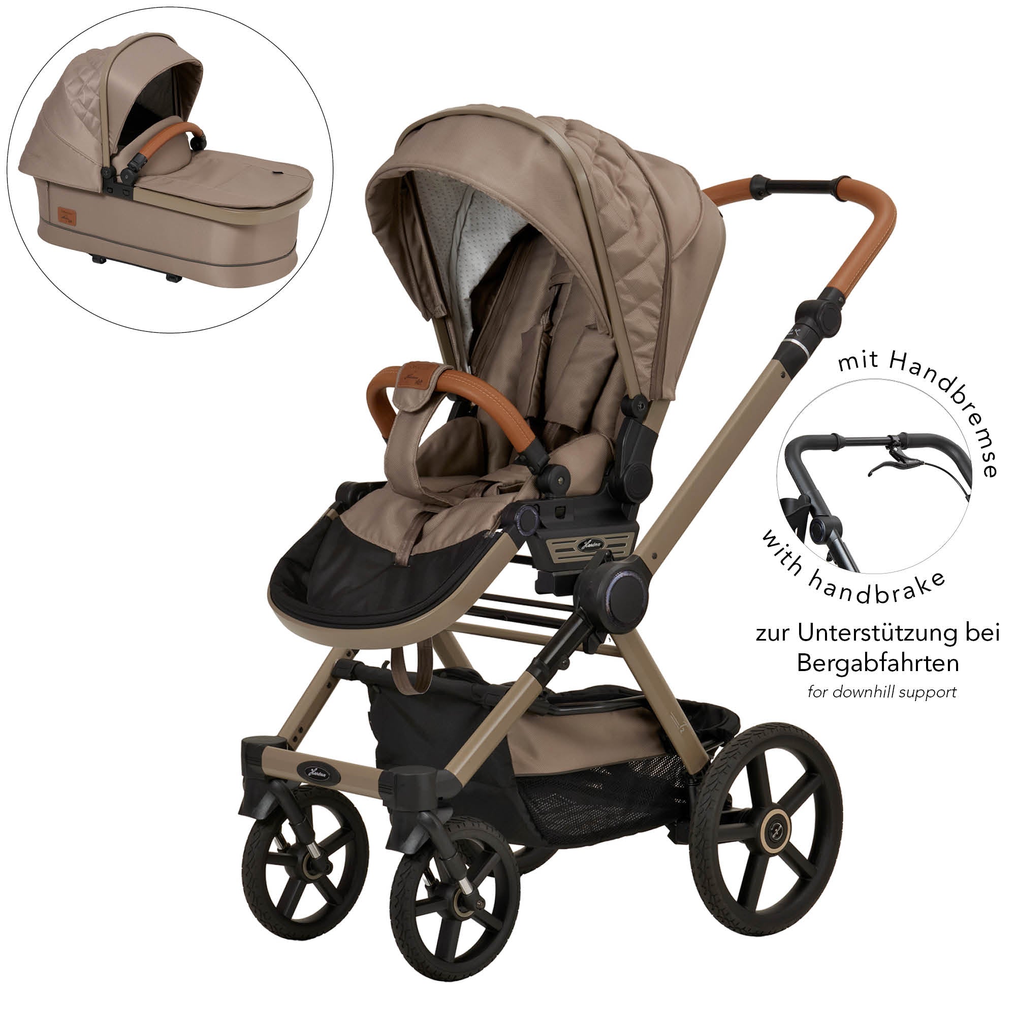 Kinderwagen in 606 / Hazel mit verstellbarem Sportsitz und großem Sonnenverdeck.
Verdeck halb ausgeklappt.
Gestell in Beigegrau.
Schutzbügel und Handgriff in braunem Leder.
Zusätzliche Abbildung Premium Falttasche. und Detailbild Handbremse.
Schräge Vorderansicht.