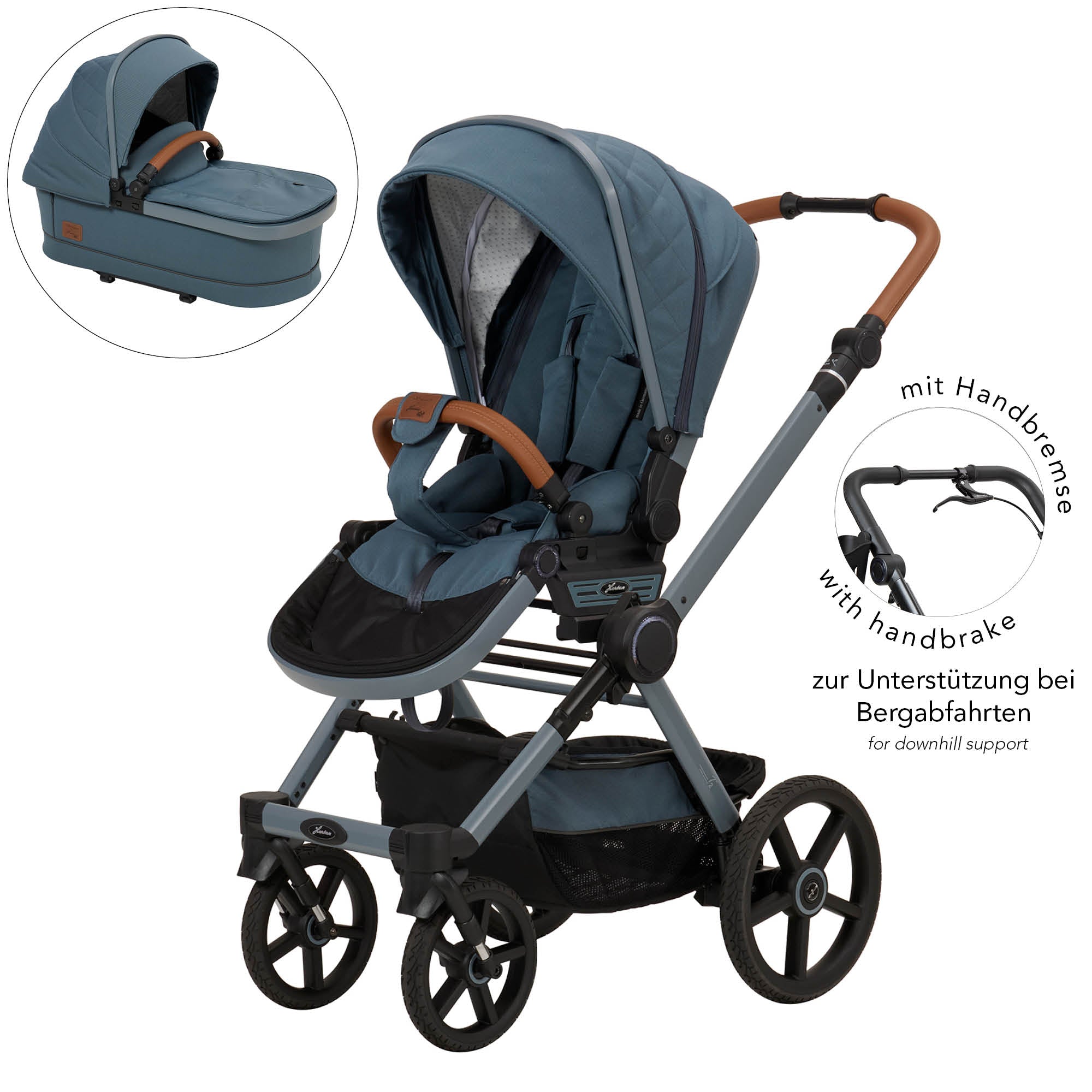 Kinderwagen in 607 / Butterfly Pea mit verstellbarem Sportsitz und großem Sonnenverdeck.
Verdeck halb ausgeklappt.
Gestell in Blaugrau.
Schutzbügel und Handgriff in braunem Leder.
Zusätzliche Abbildung Premium Falttasche. und Detailbild Handbremse.
Schräge Vorderansicht.