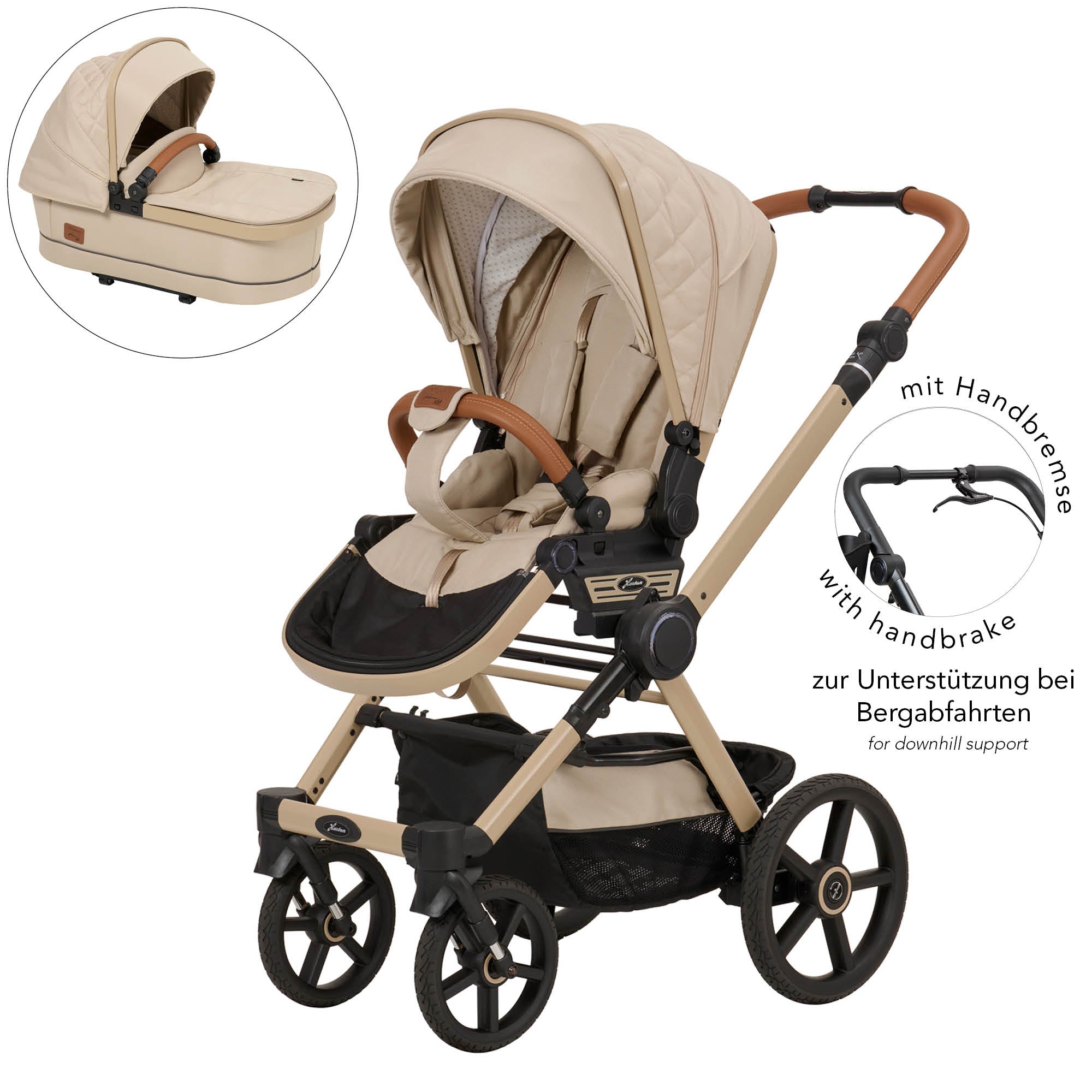 Kinderwagen in 609 / Peanut mit verstellbarem Sportsitz und großem Sonnenverdeck.
Verdeck halb ausgeklappt.
Gestell in Beige.
Schutzbügel und Handgriff in braunem Leder.
Zusätzliche Abbildung Premium Falttasche. und Detailbild Handbremse.
Schräge Vorderansicht.