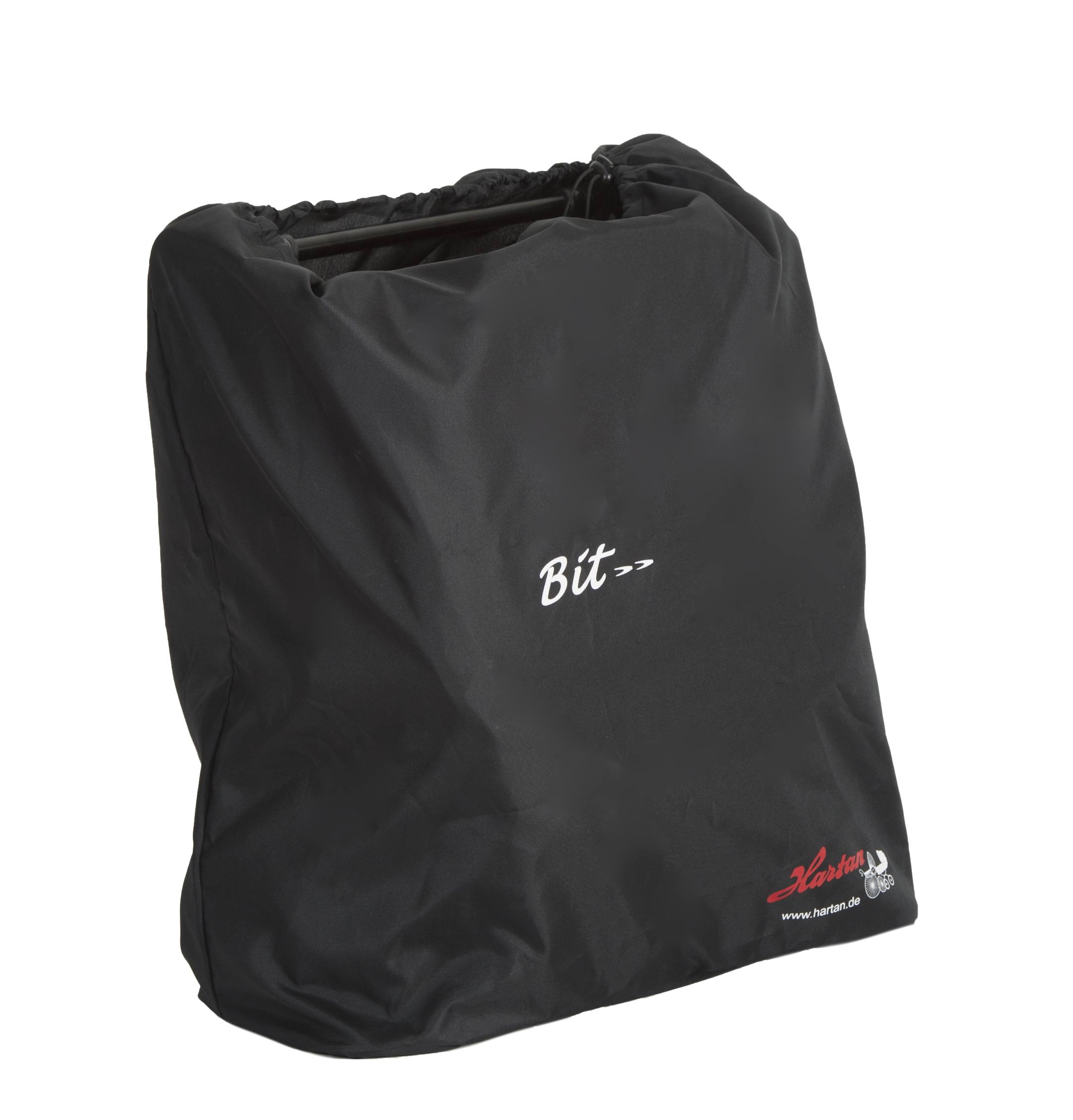 Buggy BIT zusammengeklappt in Transporttasche.
Schräge Vorderansicht.