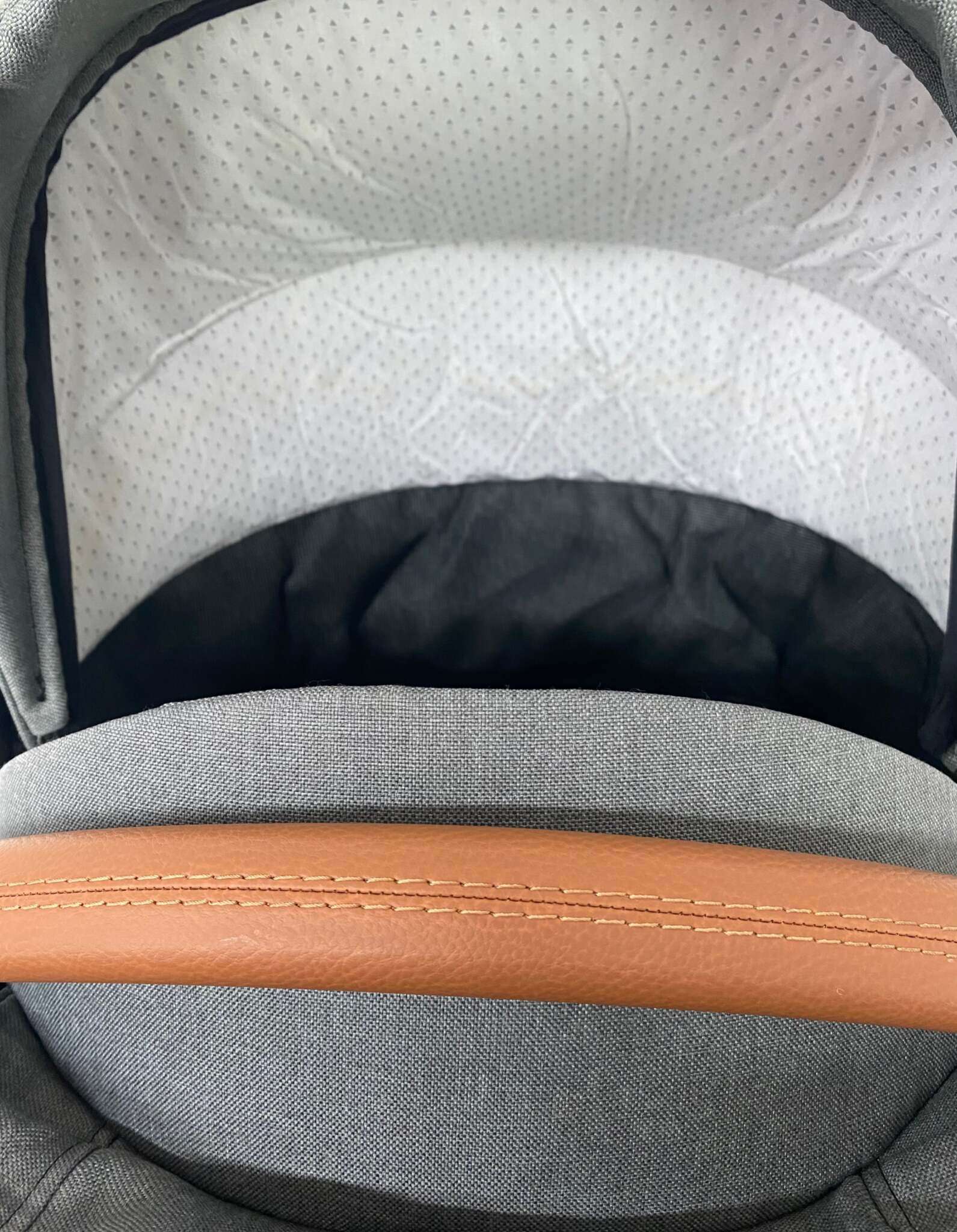 Detailbild Innenansicht Premium Falttasche 924 / Olive
Brauner Schutzbügel und Windschutzdecke
Schräge Innenansicht