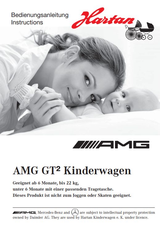 Schwarzweiß-Titelbild Hartan AMG GT² Kinderwagen, lächelnde Mutter liegt neben Baby, Logos und Hinweistext zur Nutzung