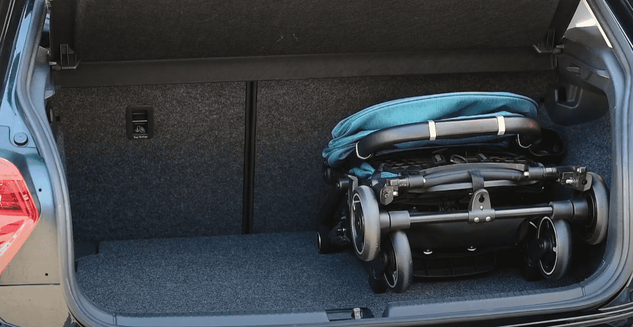 Buggy BIT zusammengeklappt im Kofferraum.
Ansicht von hinten.