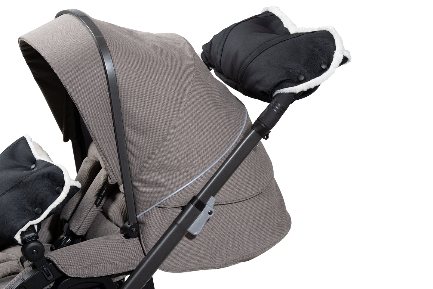 Handwärmer am Griff eines Kinderwagens