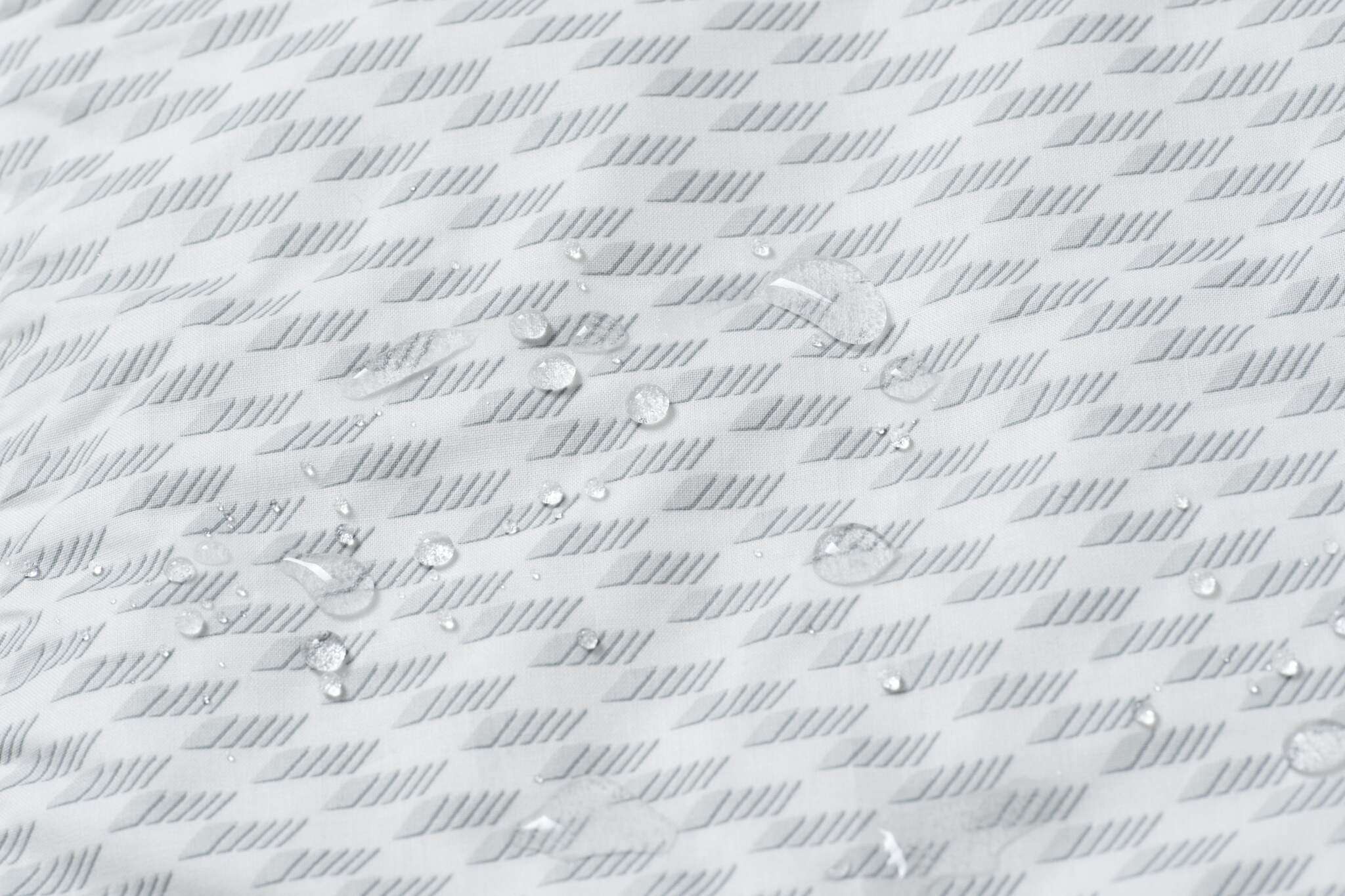 Detailbild Stoff mit Muster 852 / Hyperblue und Wasserperlen darauf