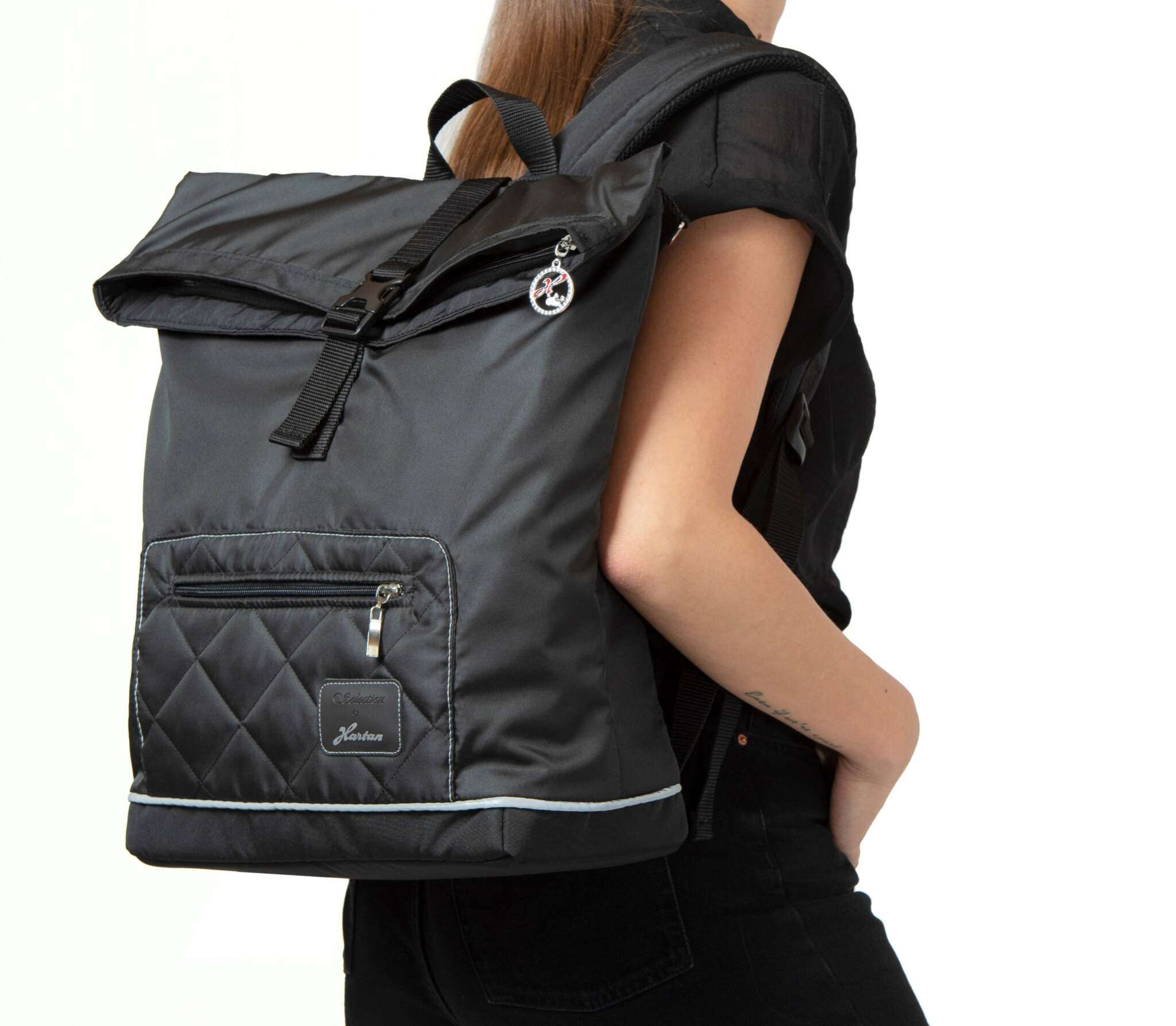 Wickeltasche Space Bag 
Mit vielen Innen- und Außenfächern.
Gepolsterte Schultergurte.
Detailbild beim Tragen