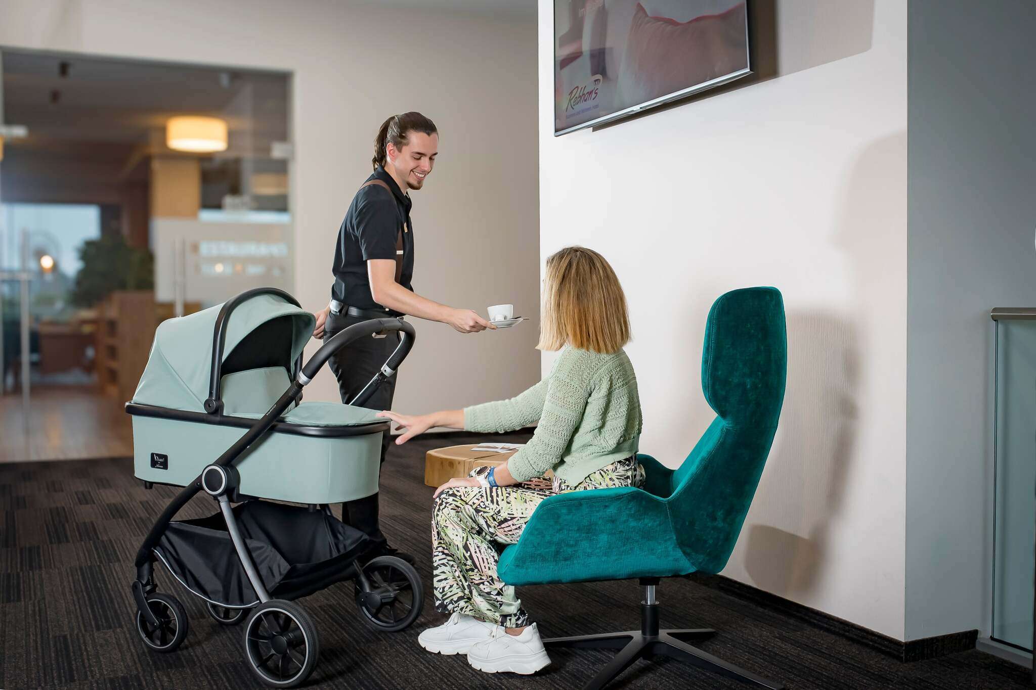 Verso Plus Sportwagen 171  / Mint mit Falttasche.
Großes Verdeck mit Klimazone und Sichtfenster.
Gestell und Handgriff in Schwarz.
Schräge Vorderansicht.