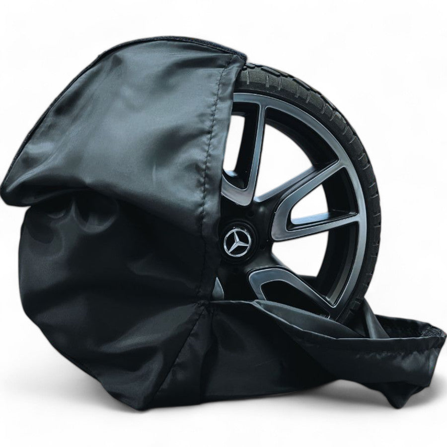 Detailbild Radschutzhülle halb über ein Rad gezogen.
Schräge Vorderansicht / Großbild.