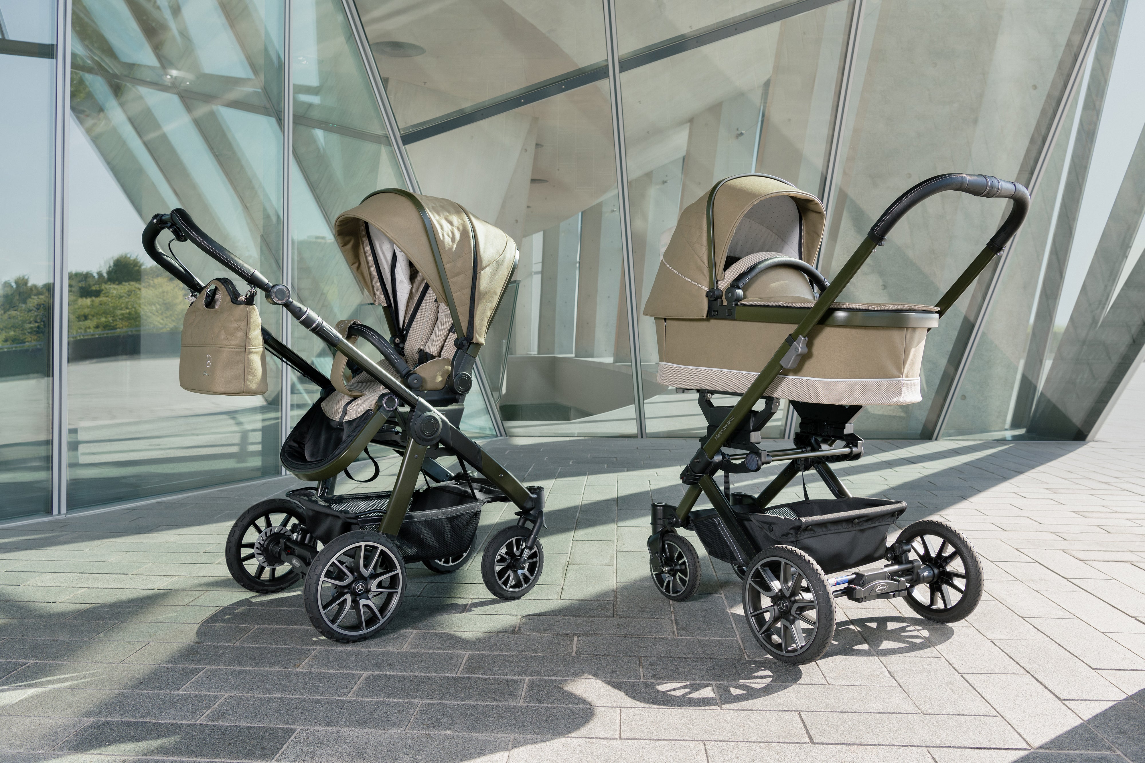 Kinderwagen Set beige: links Sportsitz mit Sonnendach und Tasche, rechts Babywanne; beide Gestelle mit großen Rädern